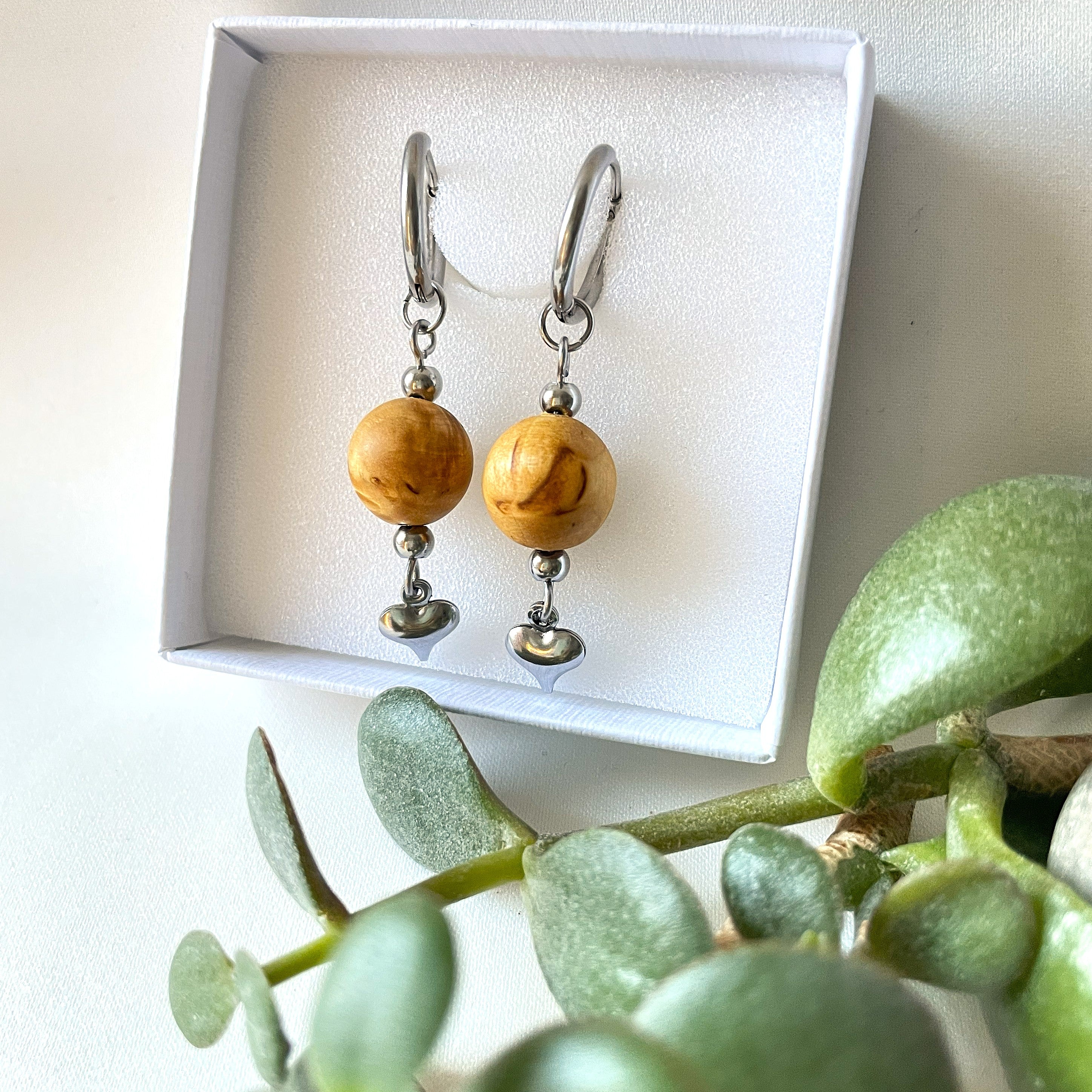 Lovisa-rengaskorvakorut huggie-renkailla ja suomalaisilla visakoivuhelmillä