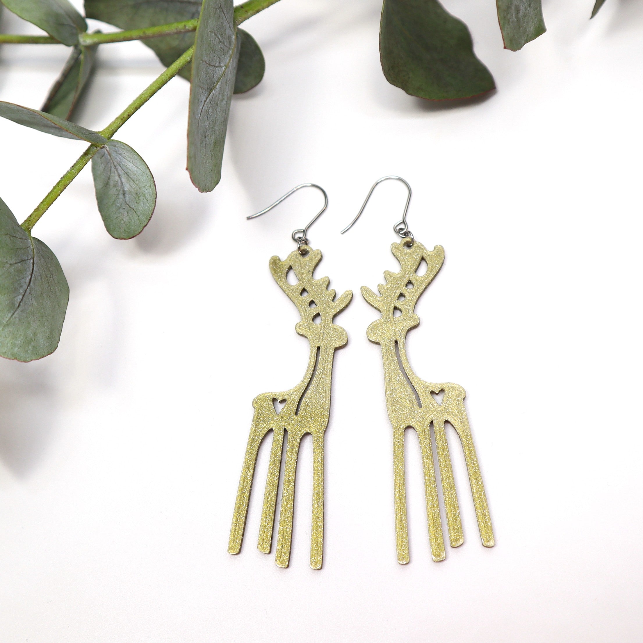 Kullanväriset Natale-korvakorut koukuilla – ekologiset design-korvikset