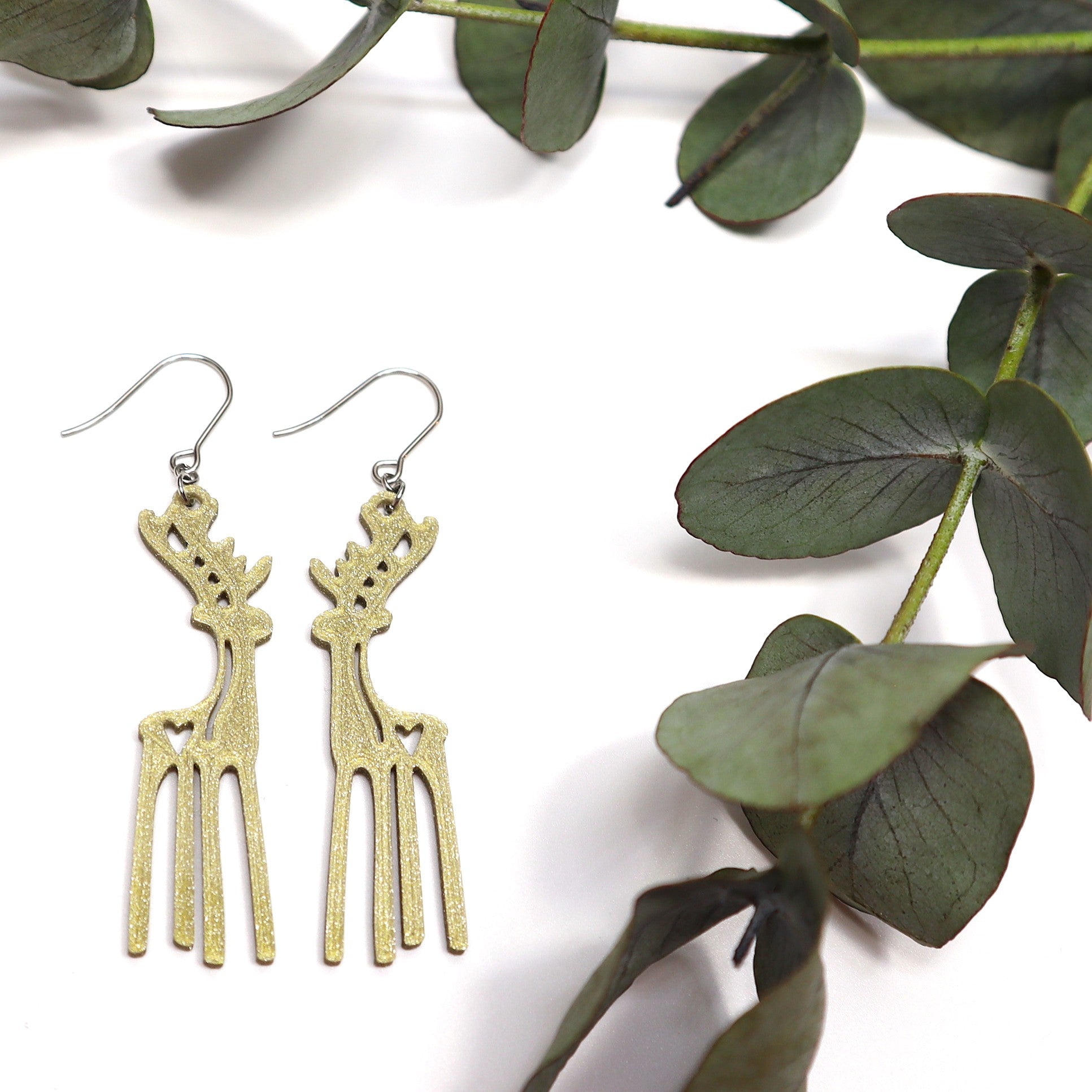 Kullanväriset Natale-korvakorut koukuilla – ekologiset design-korvikset