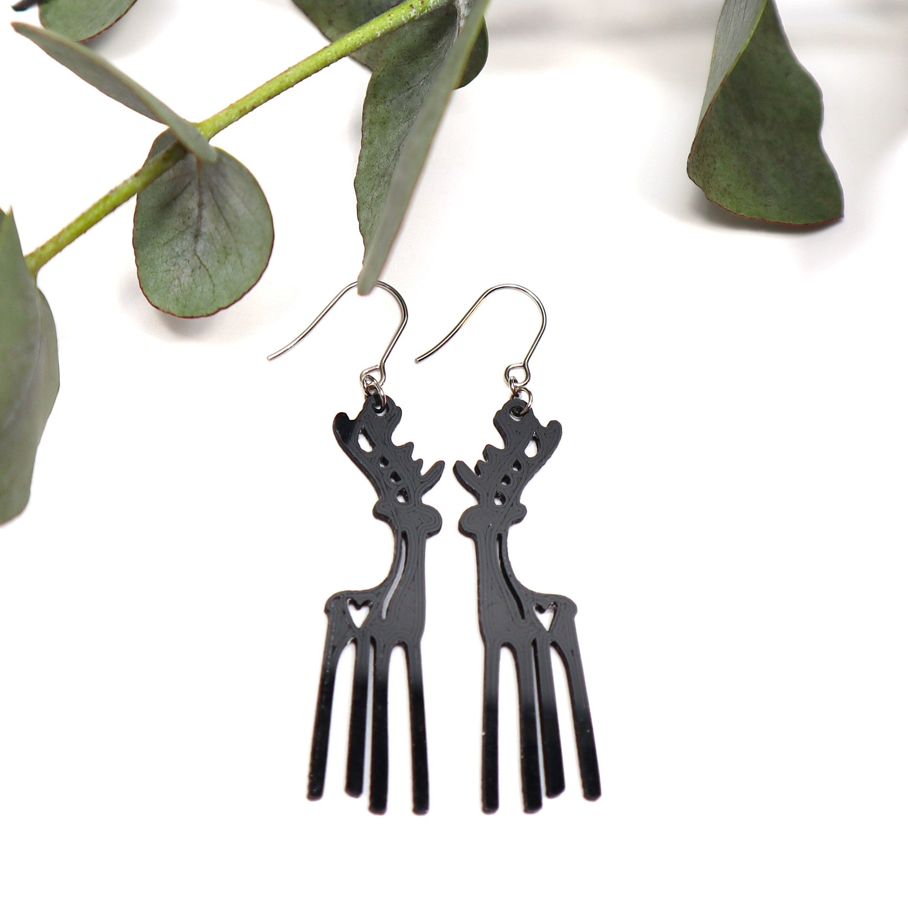 Mustat Natale-korvakorut koukuilla – ekologiset design-korvikset