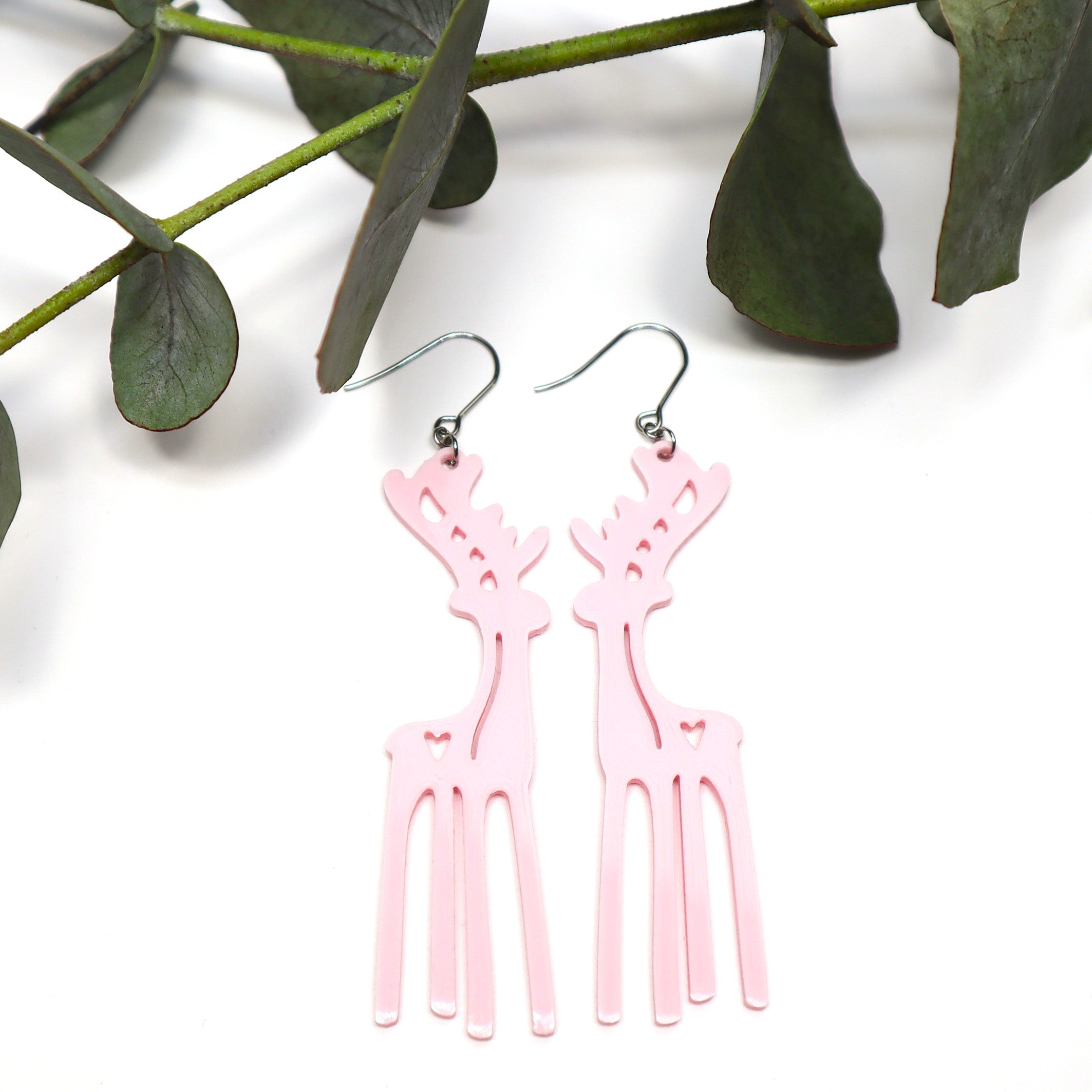 Vaaleanpunaiset Natale-korvakorut koukuilla – ekologiset design-korvikset