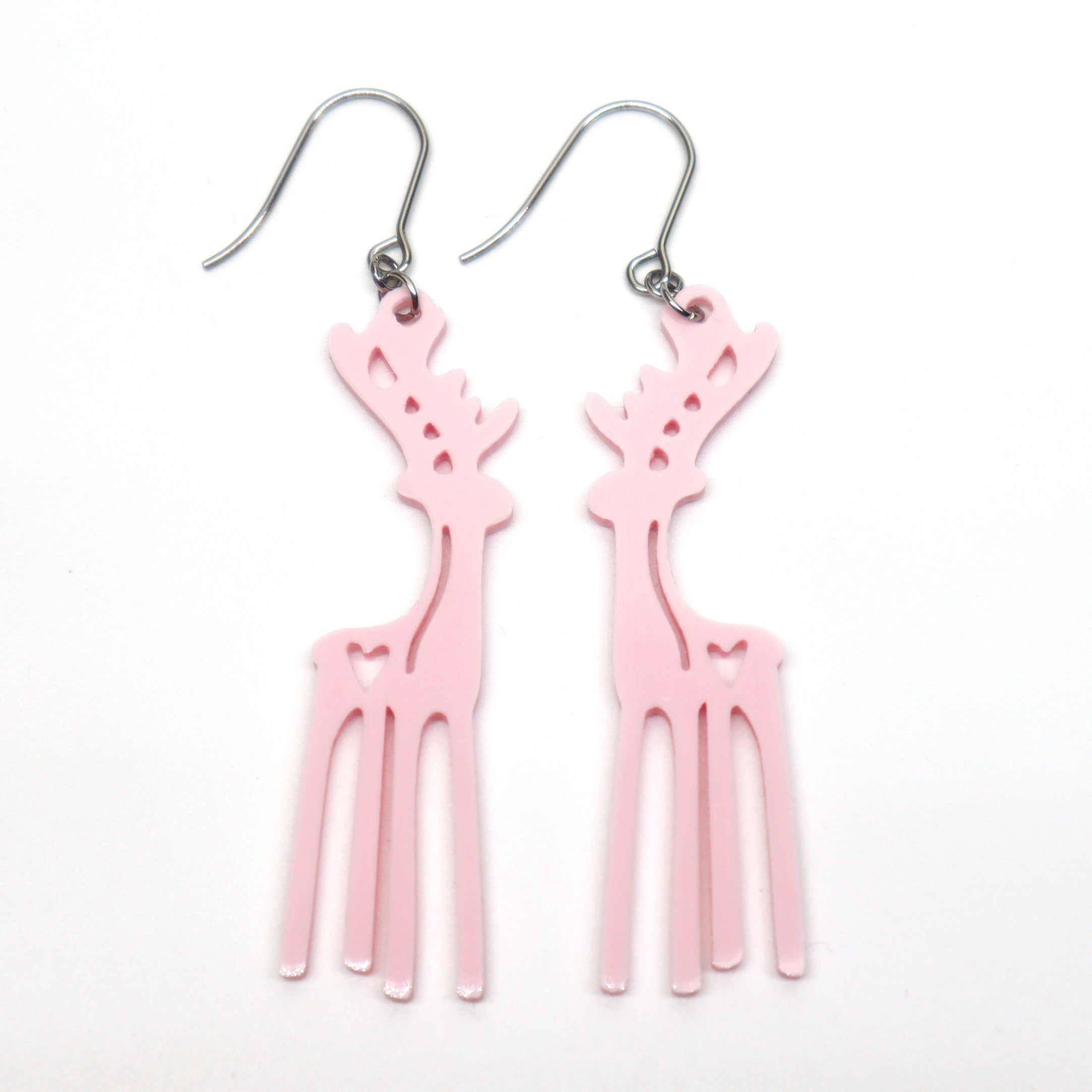 Vaaleanpunaiset Natale-korvakorut koukuilla – ekologiset design-korvikset