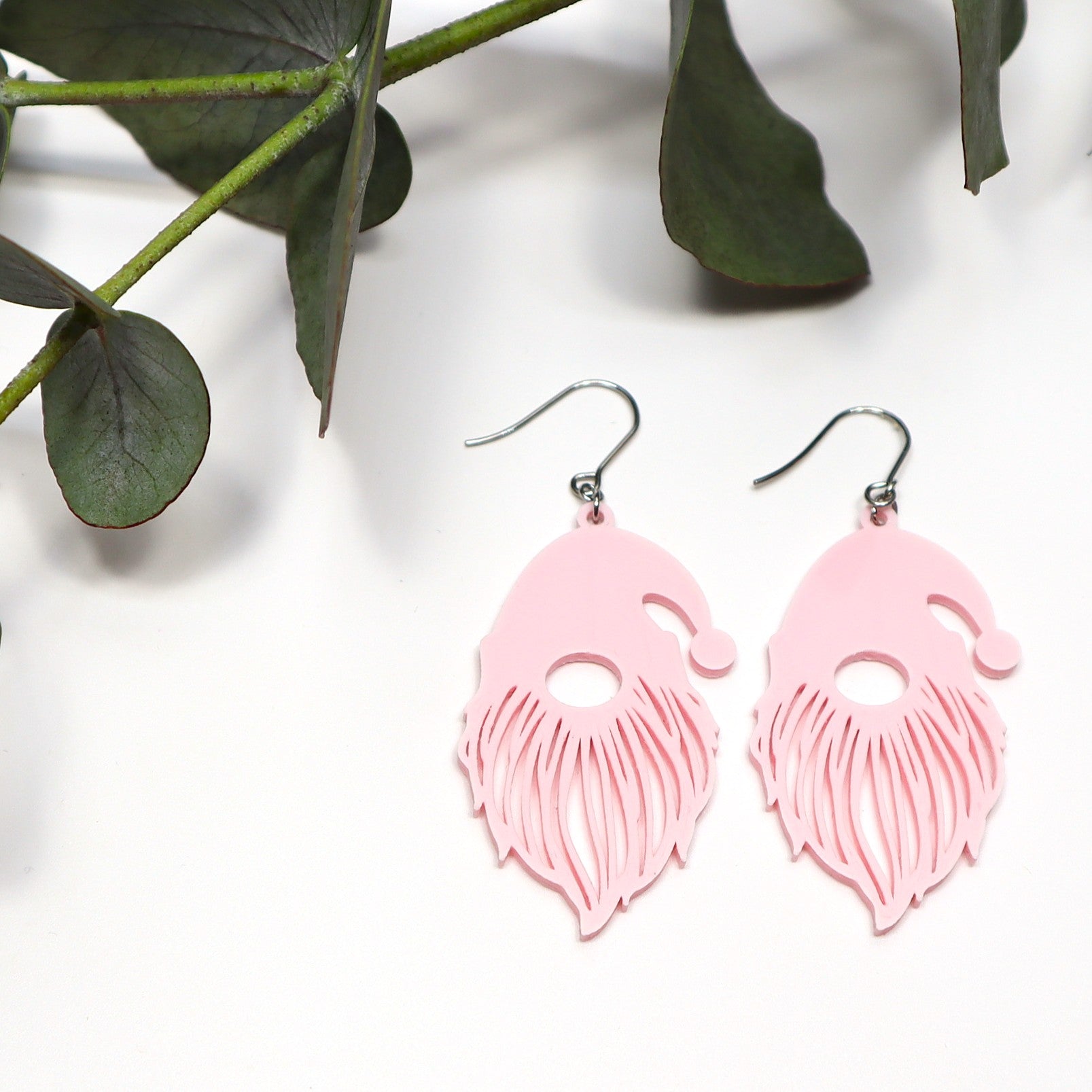 Vaaleanpunaiset Noel-korvakorut koukuilla – suomalaiset design-korvikset