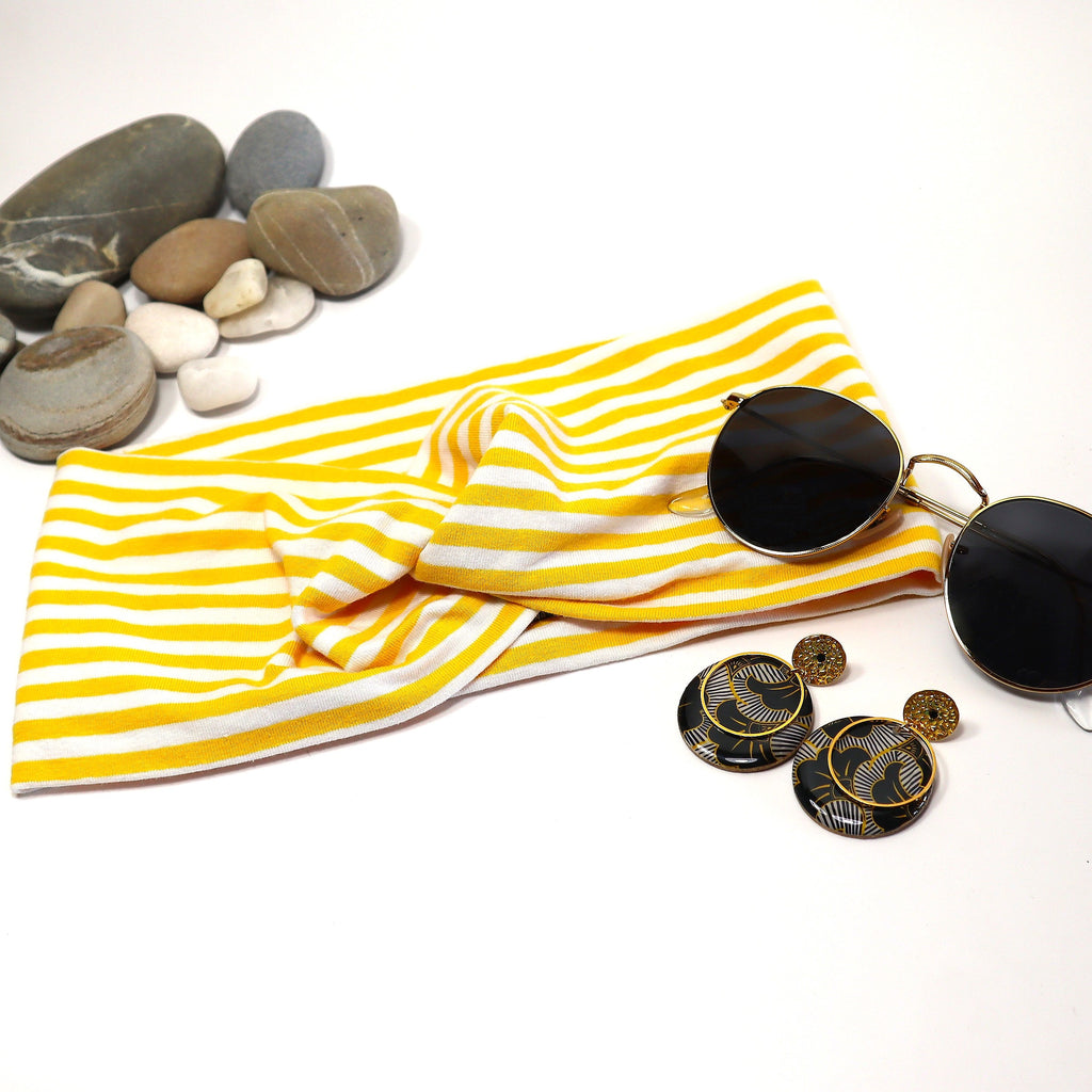 Keltavalkoraidallinen solmupanta ja Unique-korvikset