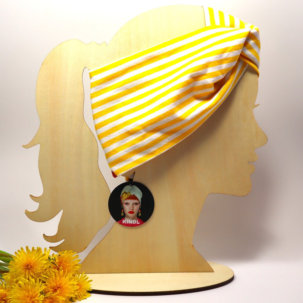 Keltavalkoraidallinen trikoopanta mallipäässä – eurooppalaista käsityötä