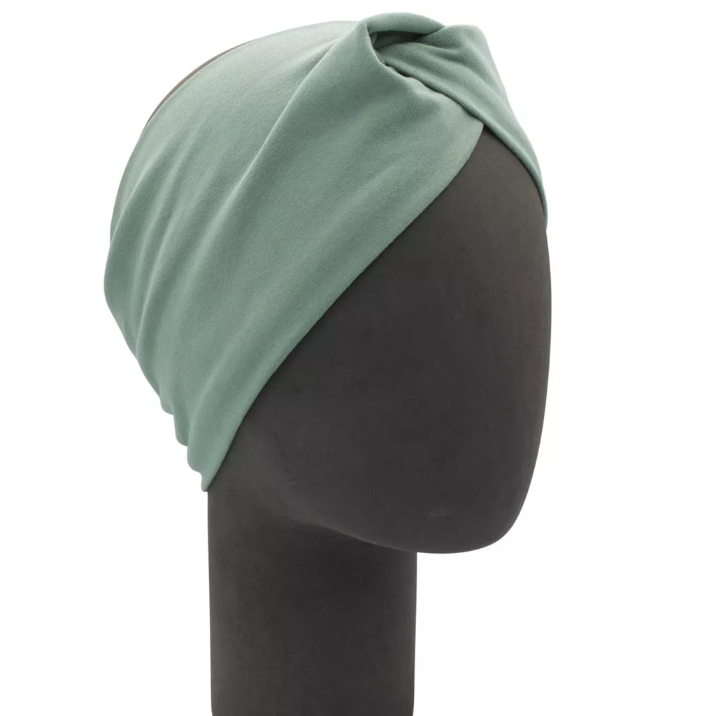 Mintunvihreä trikoopanta mallinuken päässä