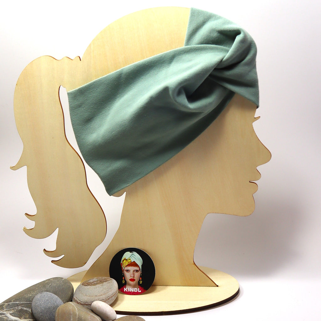 Mintunvihreä trikoopanta mallipäässä – eurooppalaista käsityötä