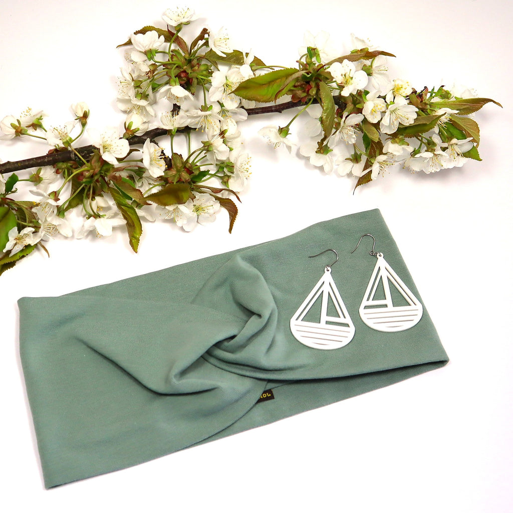 Mintunvihreä trikoopanta ja valkoiset Styyrpuur-korvakorut