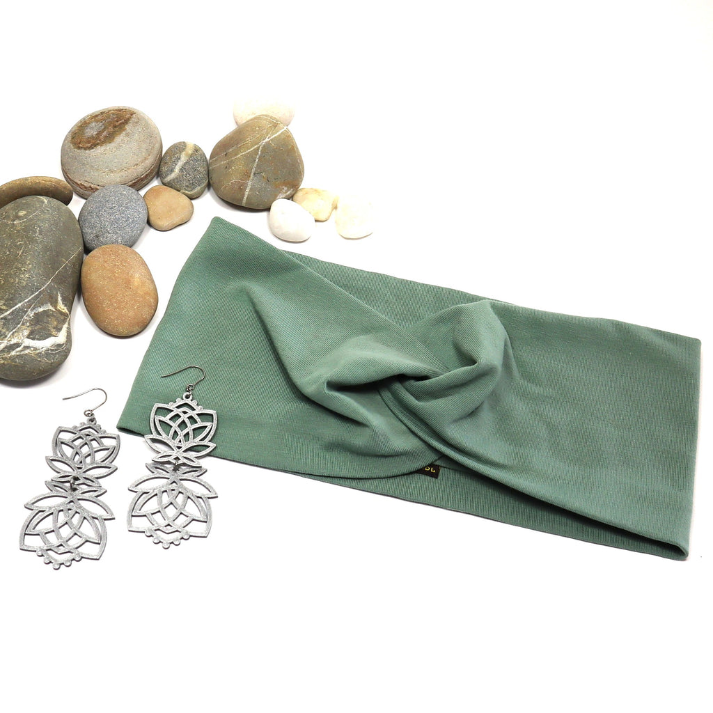 Mintunvihreä trikoopanta ja hopeanväriset Lumme-korvakorut