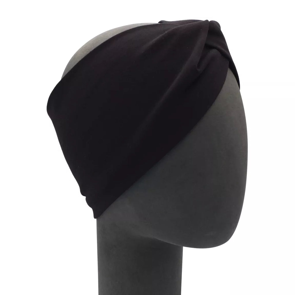 Musta solmupanta mallinuken päässä