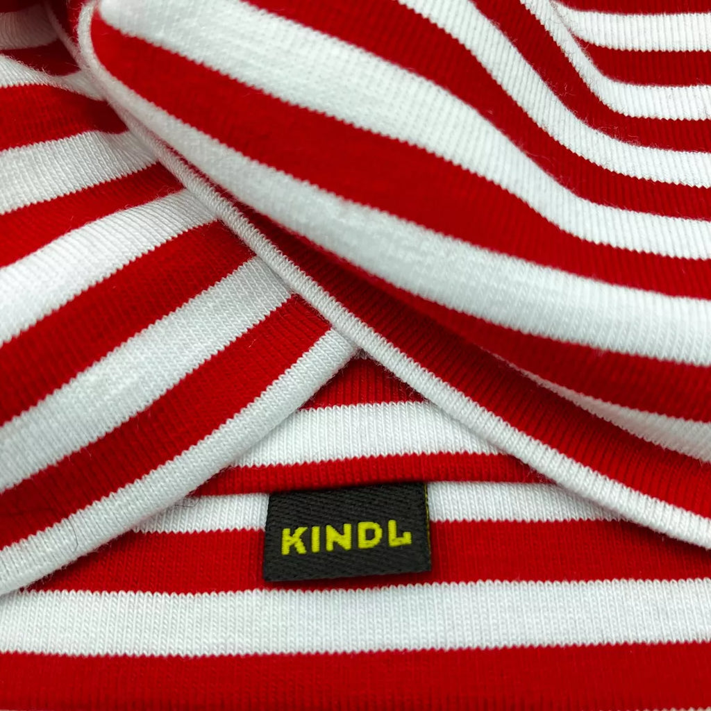 Punavalkoraidallinen trikoopanta lähikuvassa