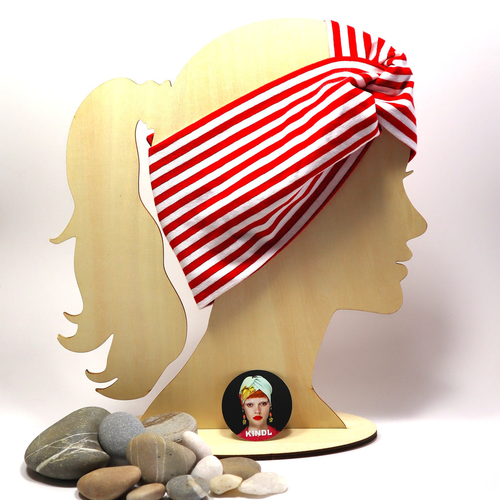 Punavalkoraidallinen trikoopanta mallipäässä