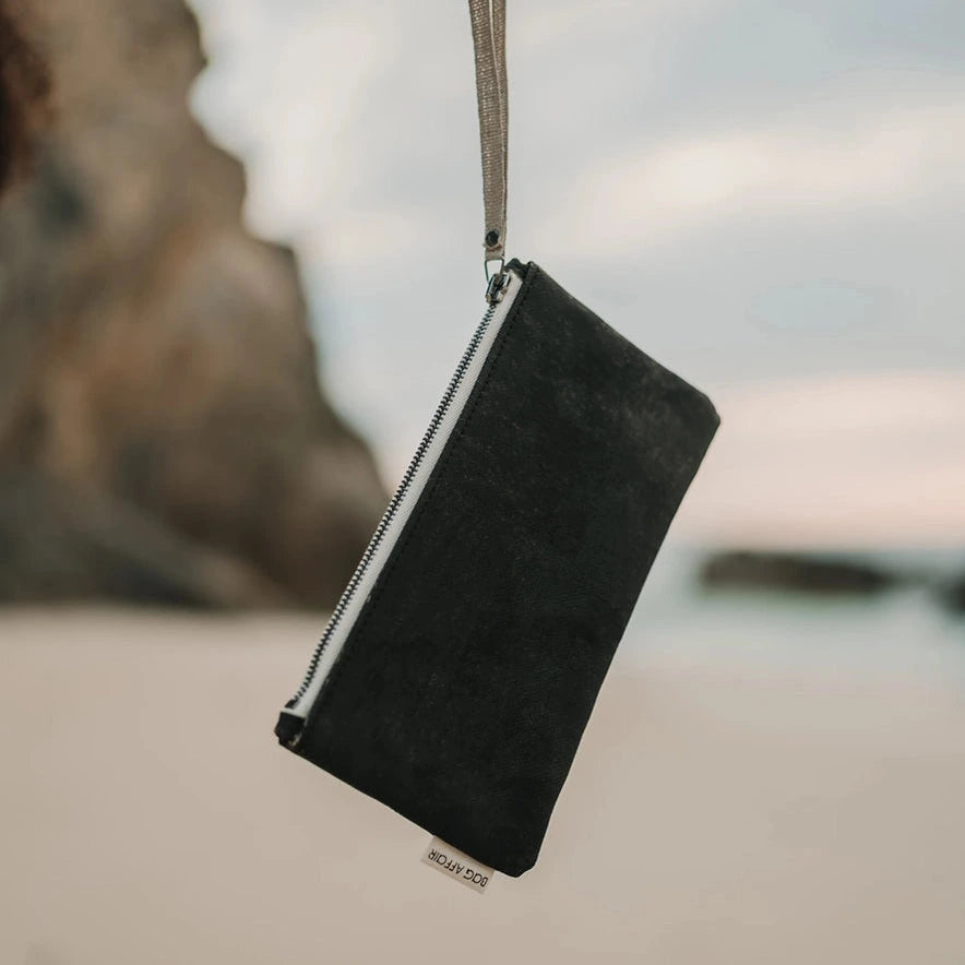 Musta pieni laukku rannelenkillä – ekologista korkkimateriaalia