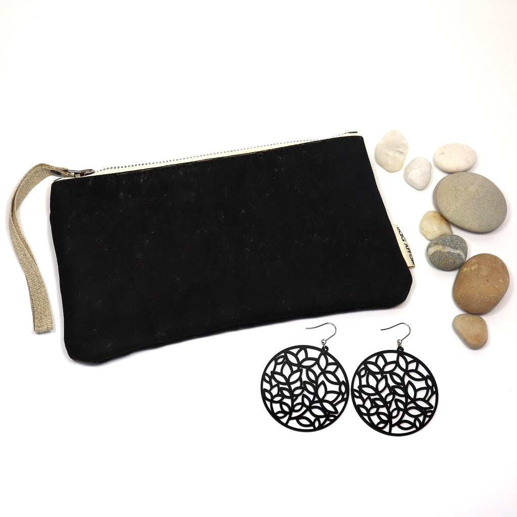 Musta pikkulaukku CORKonLINEN-materiaalia ja mustat Verso-korvakorut