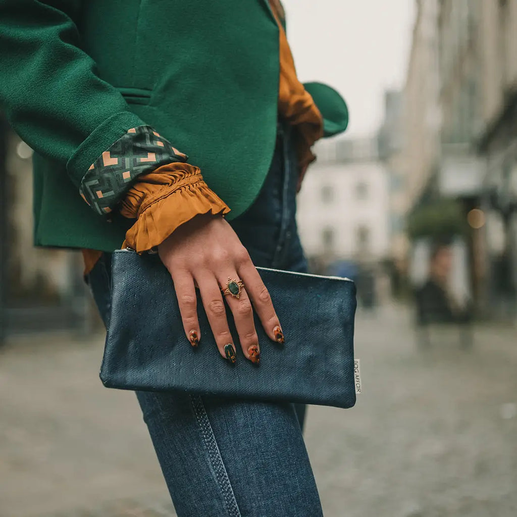 Sininen pieni CORKonLINEN-laukku mallin kädessä