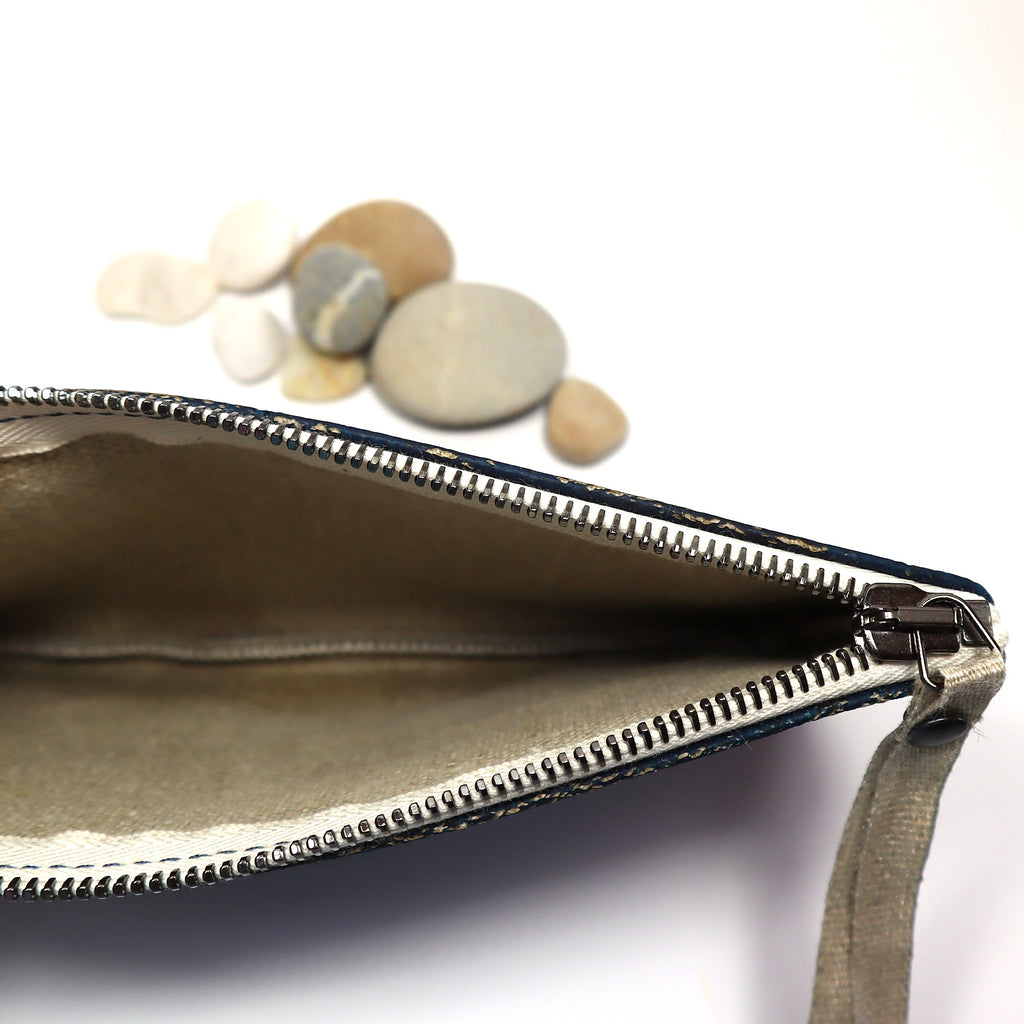 Sininen pieni CORKonLINEN-laukku avattuna – ranskalaista käsityötä