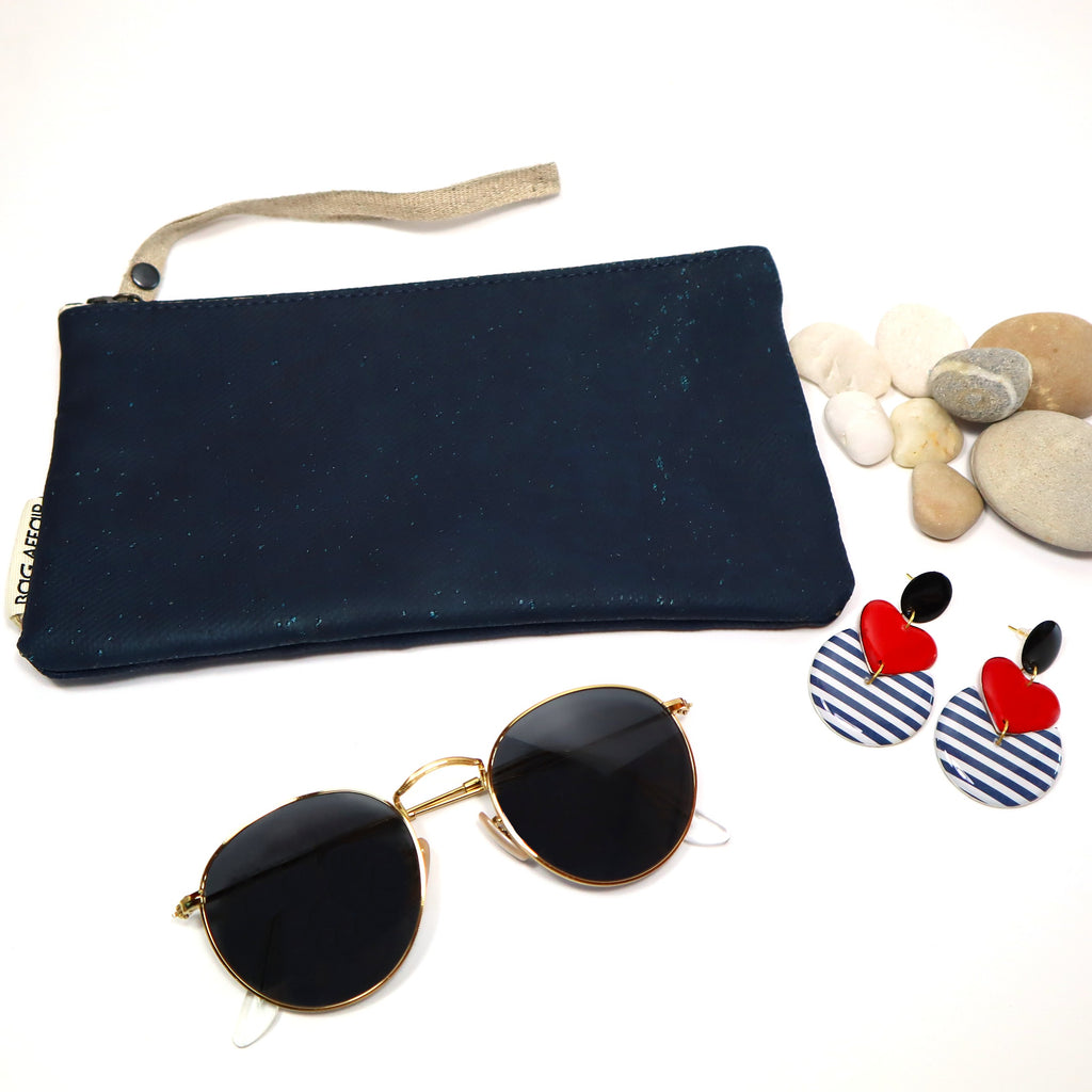 Sininen pieni laukku CORKonLINEN-materiaalia ja Amour-korvakorut 