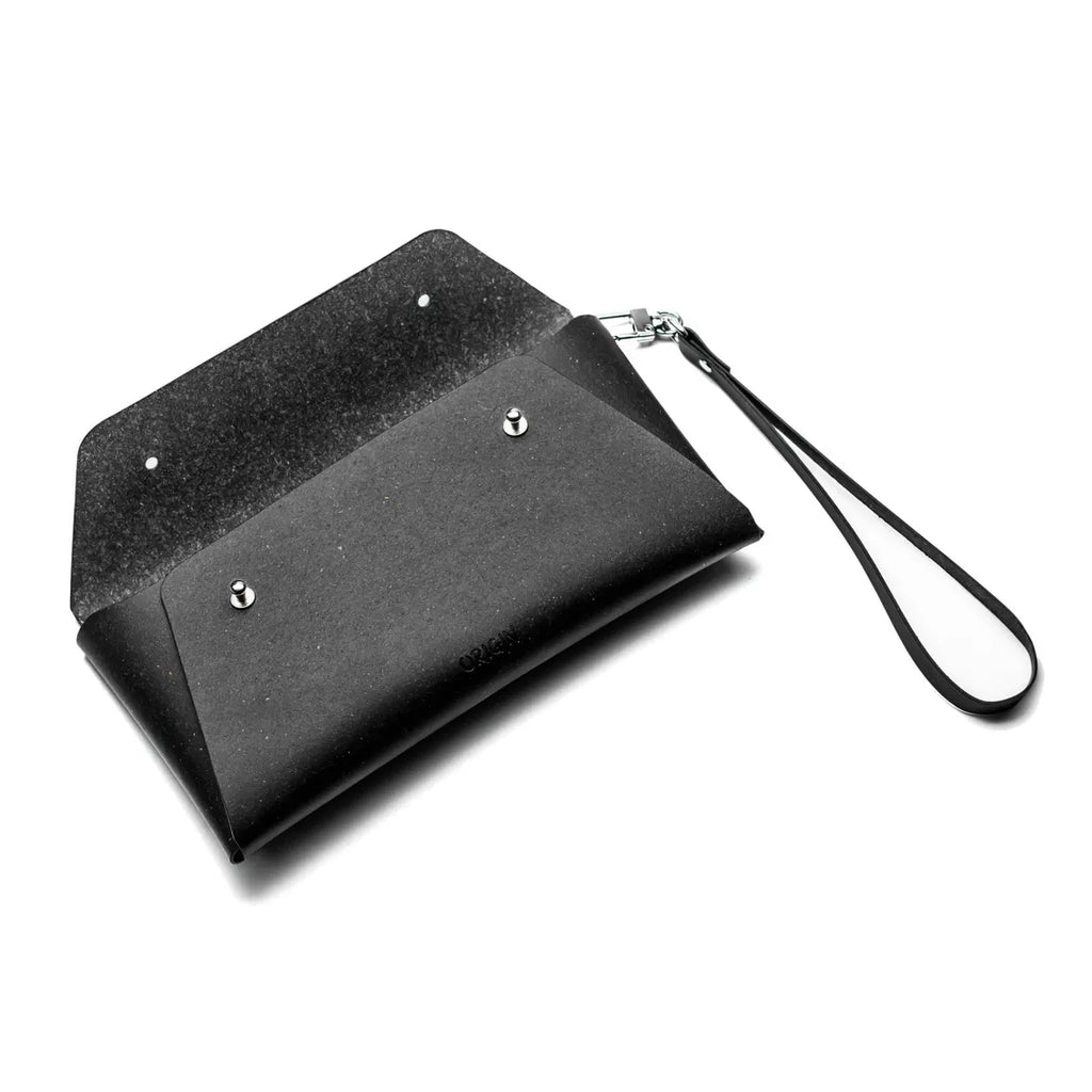 Musta pikkulaukku avattuna – valmistettu Ranskassa kierrätysnahasta