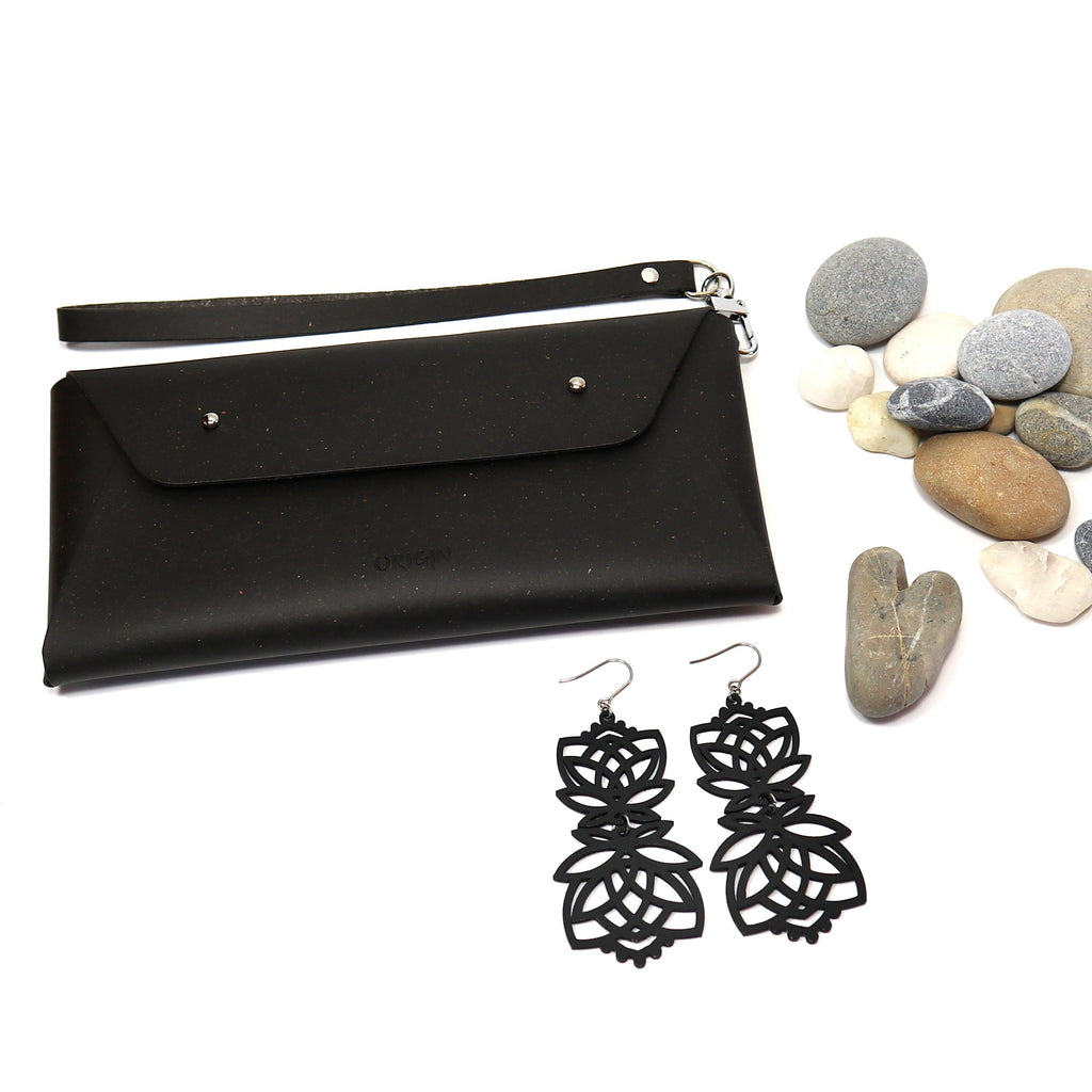 Musta pikkulaukku kierrätysnahkaa yhdessä Lumme-korvisten kanssa.