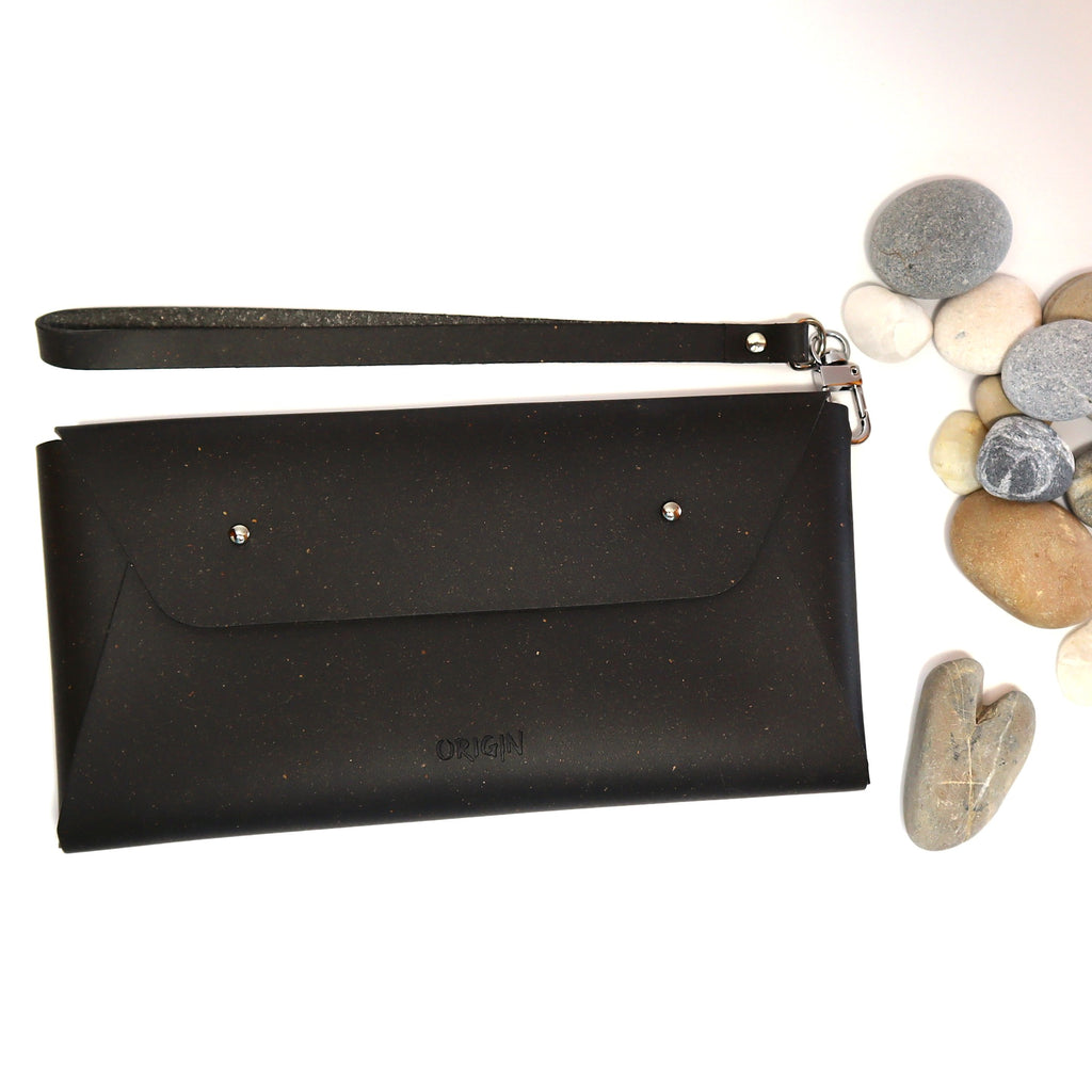 Musta pikkulaukku kierrätysnahkaa – ranskalaista käsityötä