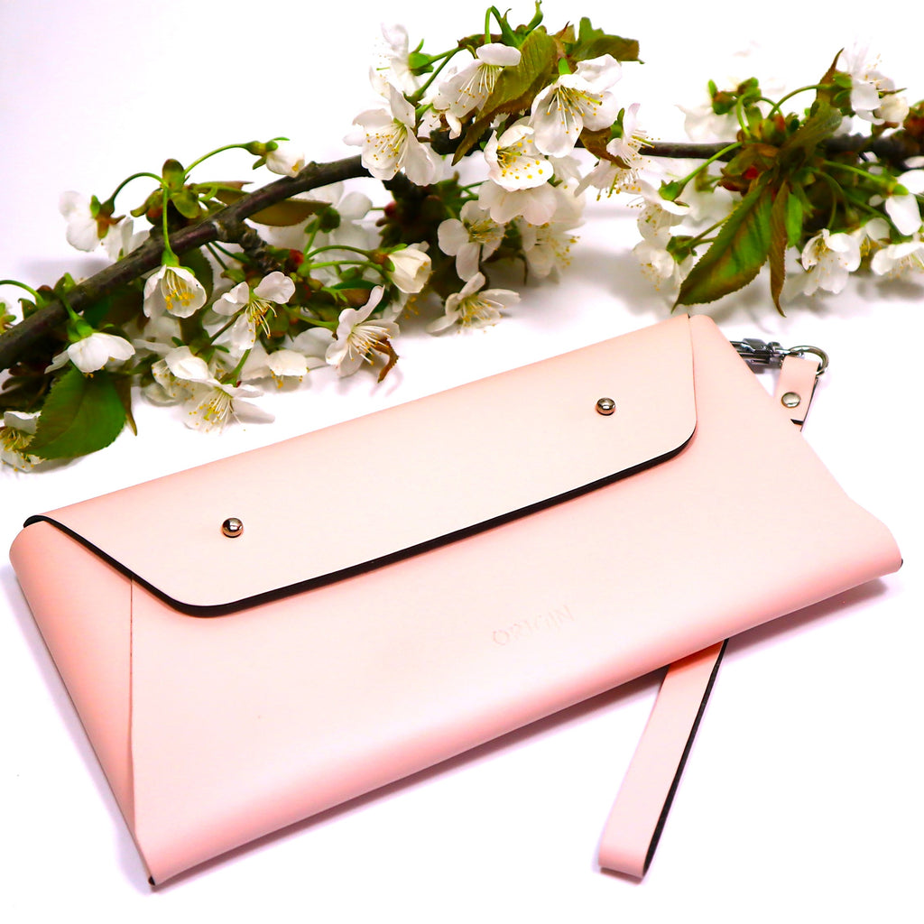 Vaaleanpunainen pikkulaukku ympäristöystävällistä kierrätysmateriaalia