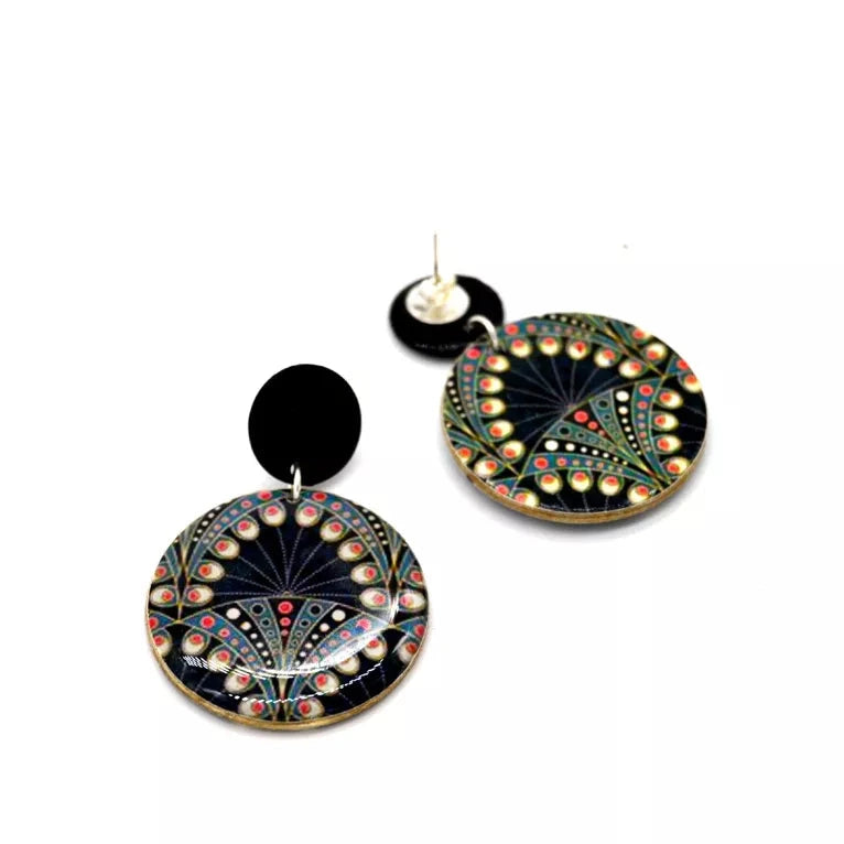 Pyöreät Plume-korvakorut tappikiinnityksellä – tapit ruostumatonta terästä.