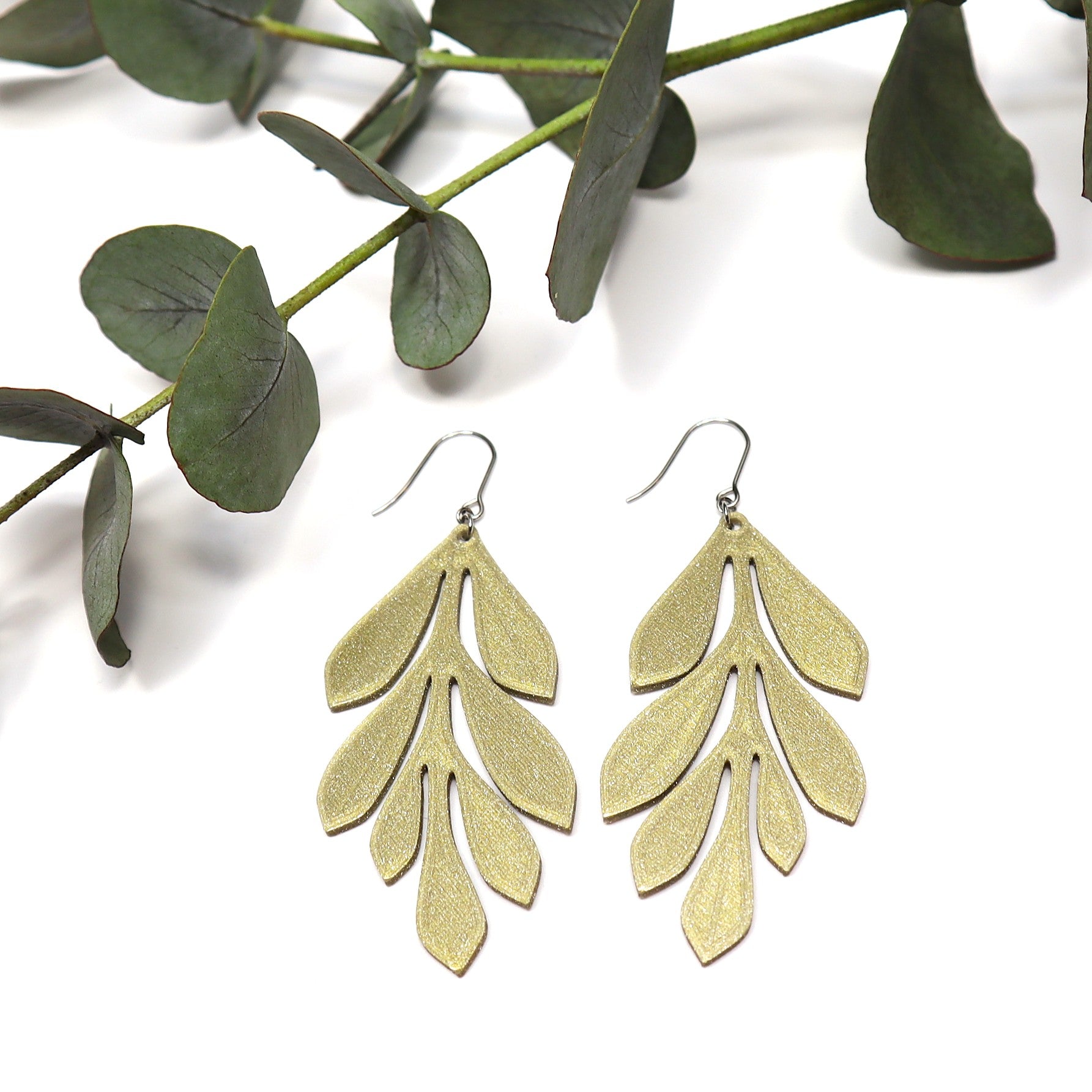 Kullanväriset Selja-korvakorut koukuilla – suomalaiset design-korvikset