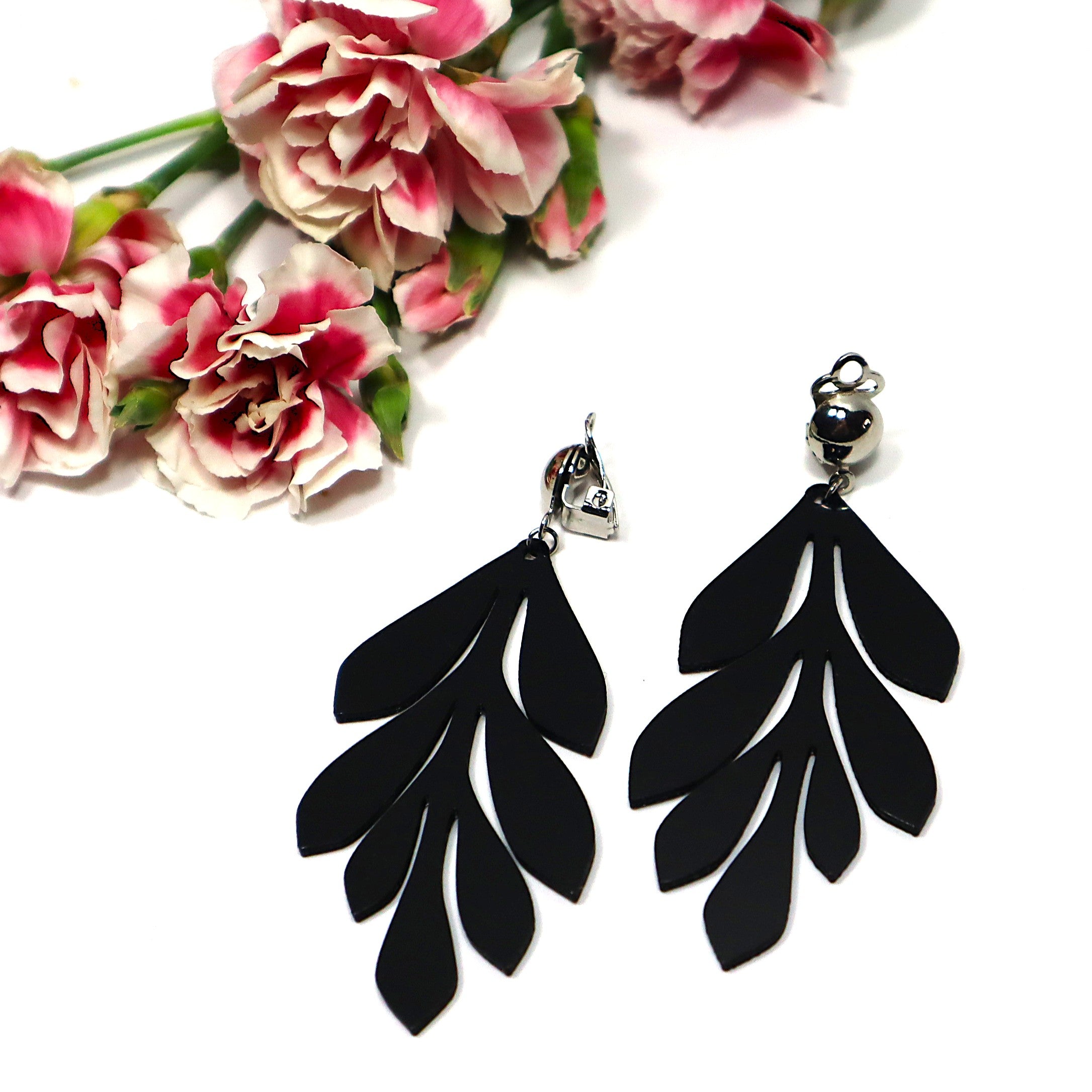 Mustat Selja-korvakorut klipseillä – suomalaiset design-korvikset