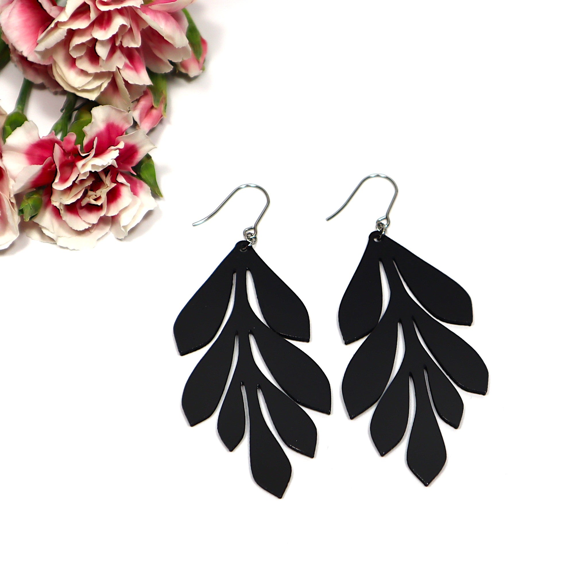 Mustat Selja-korvakorut koukuilla – suomalaiset design-korvikset