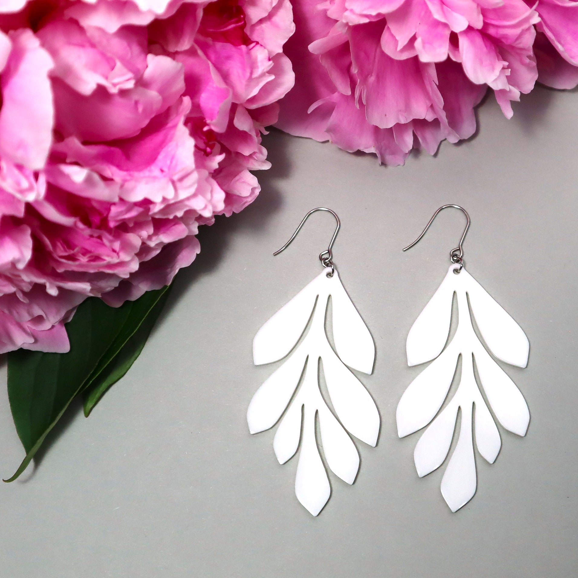 Valkoiset Selja-korvakorut koukuilla – suomalaiset design-korvikset