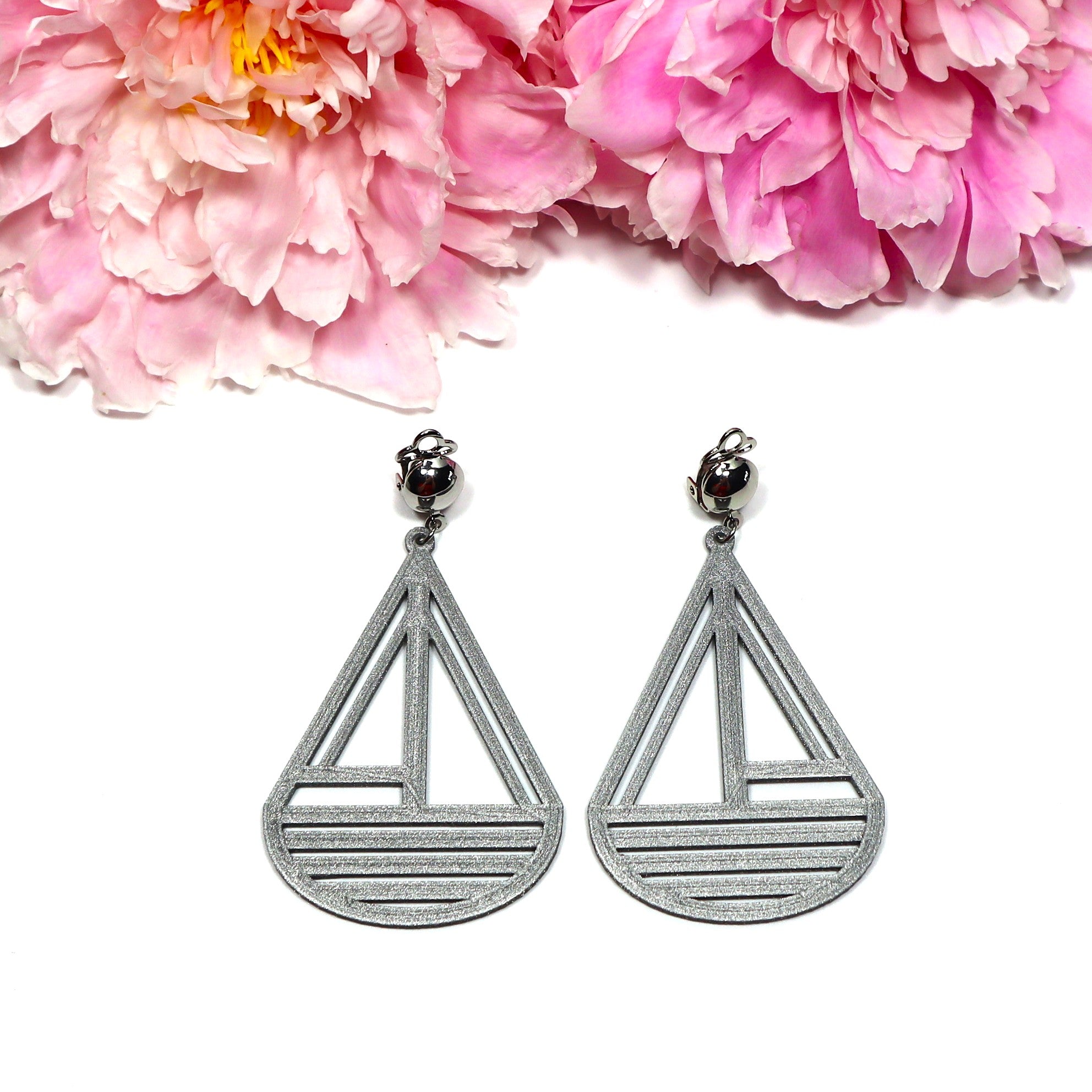 Isot hopeanväriset Styyrpuur-korvakorut klipseillä – kotimaiset design-korvikset