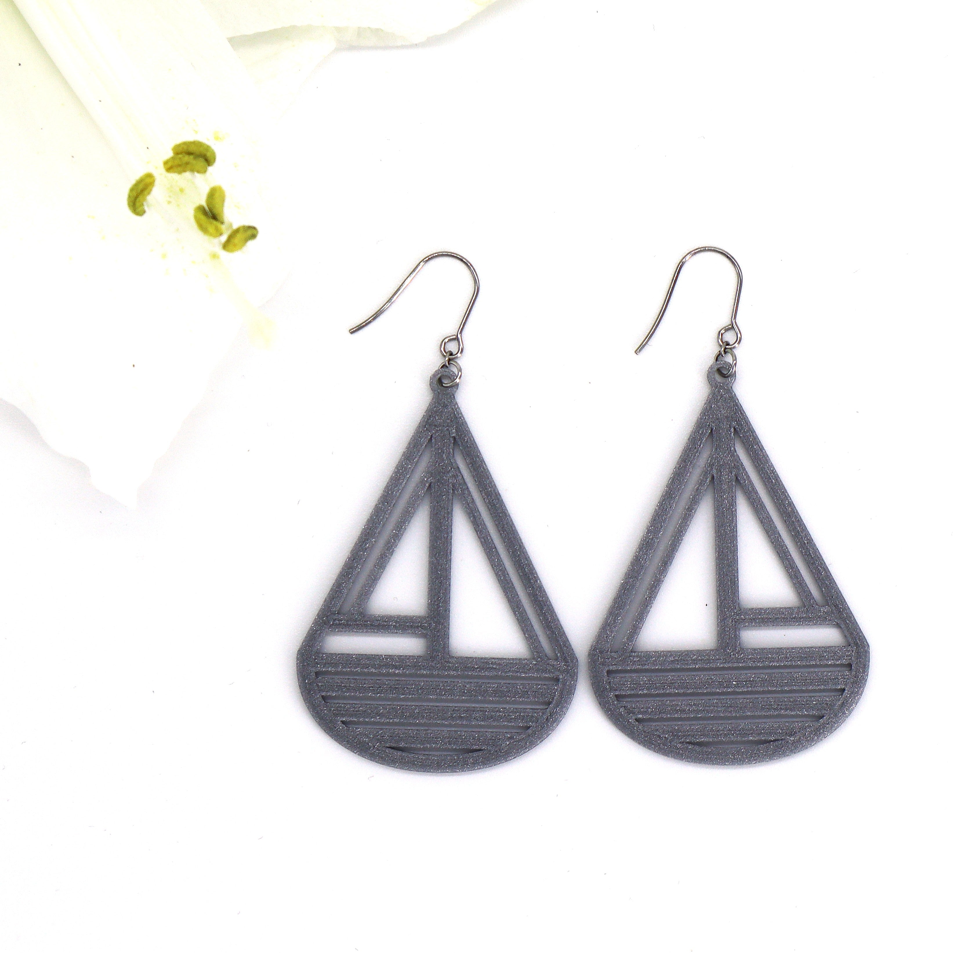 Isot hopeanväriset Styyrpuur-korvakorut koukuilla – suomalaiset design-korvikset