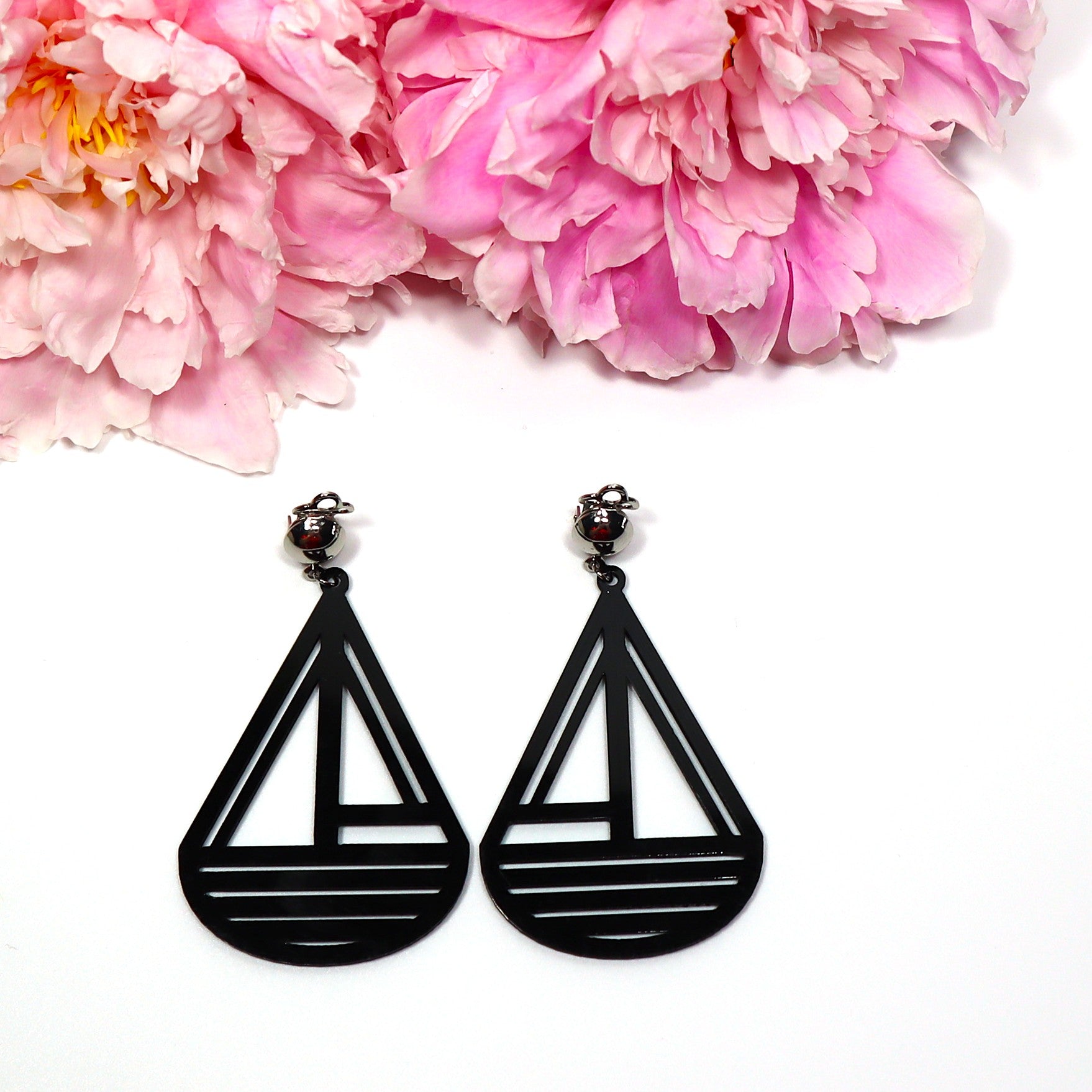 Isot mustat Styyrpuur-korvakorut klipseillä – kotimaiset design-korvikset