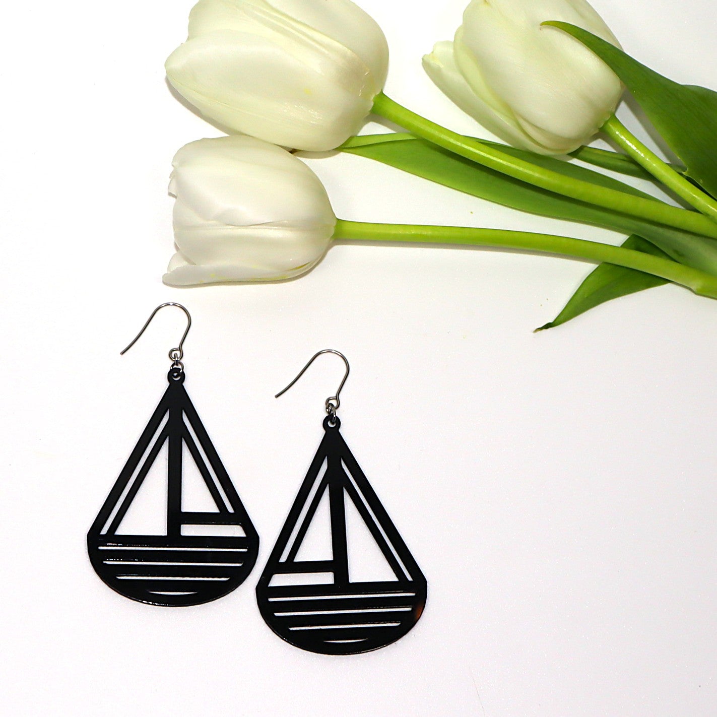 Isot mustat Styyrpuur-korvakorut koukuilla – suomalaiset design-korvikset