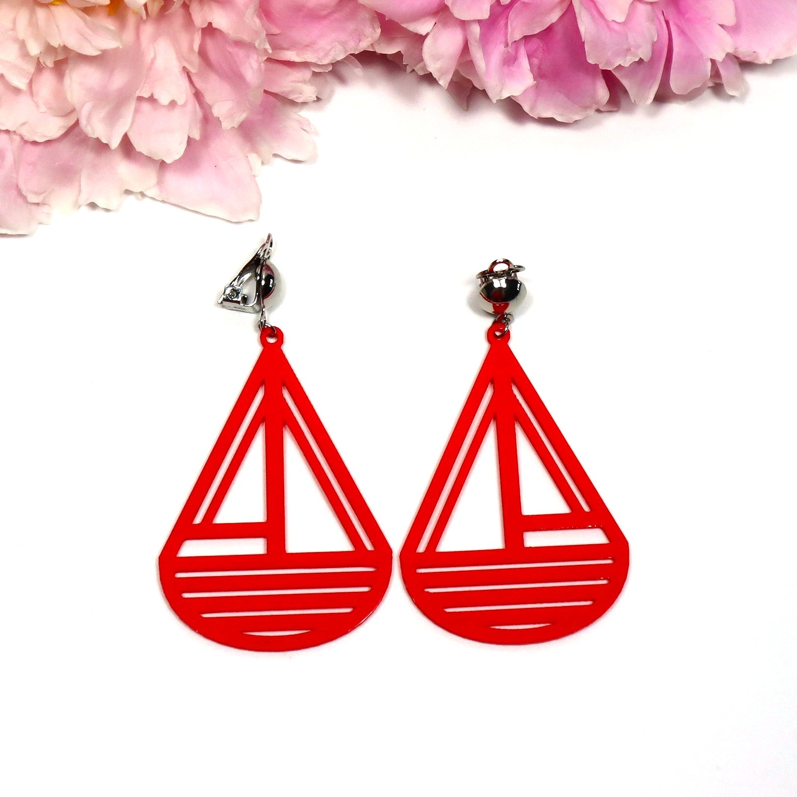 Isot punaiset Styyrpuur-korvakorut klipseillä – ekologiset design-korvikset