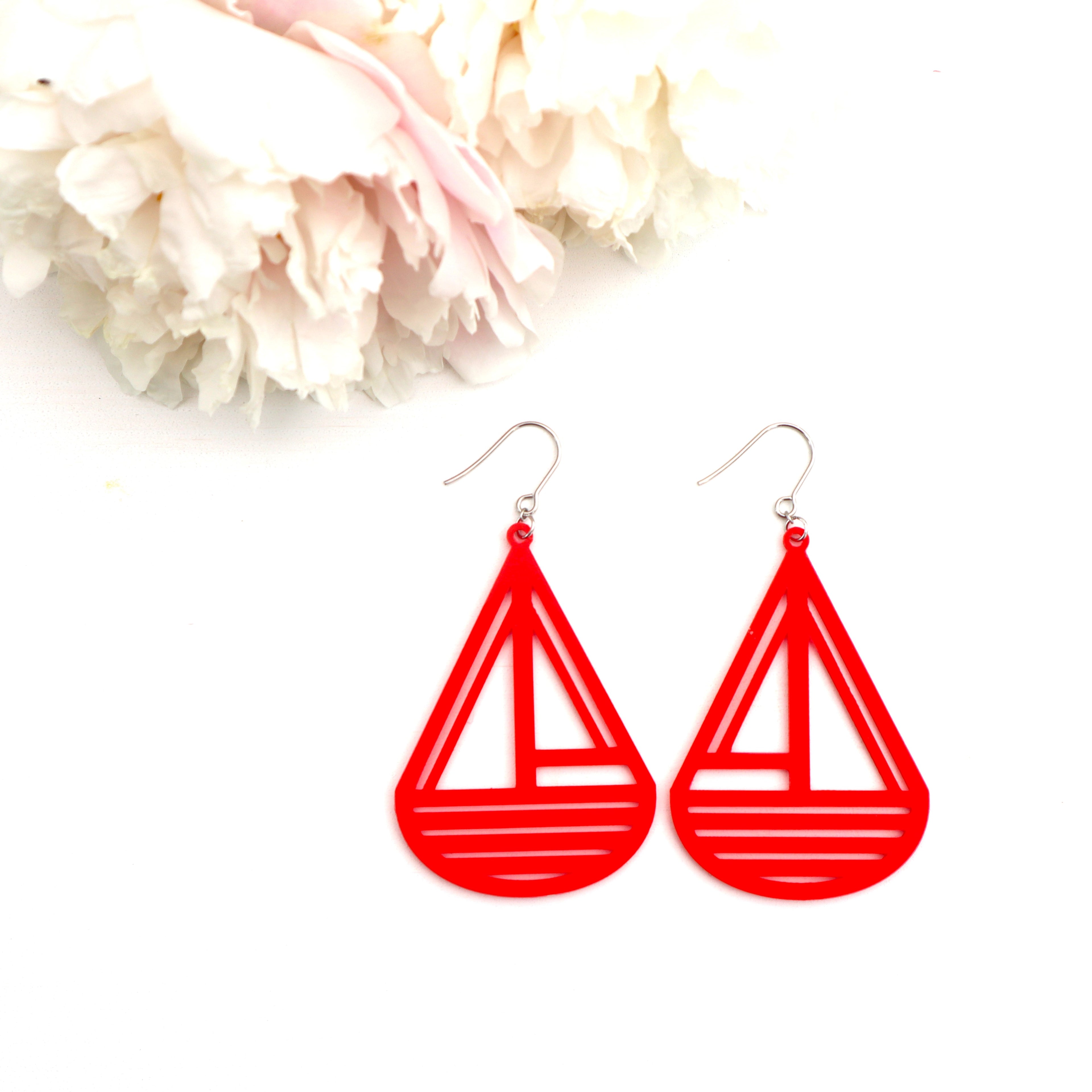 Isot punaiset Styyrpuur-korvakorut koukuilla – suomalaiset design-korvikset