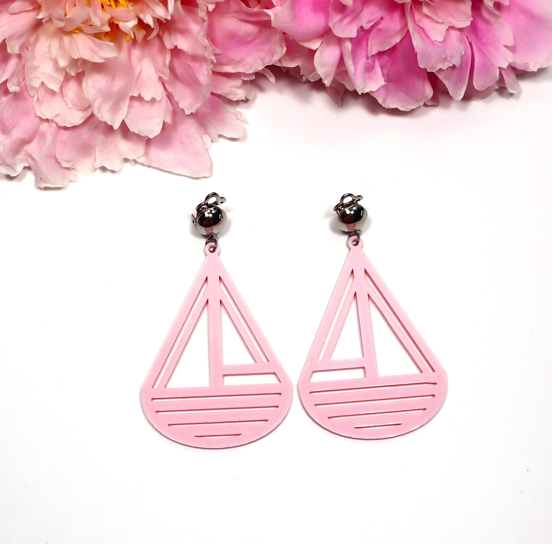 Isot vaaleanpunaiset Styyrpuur-korvakorut klipseillä – ekologiset design-korvikset