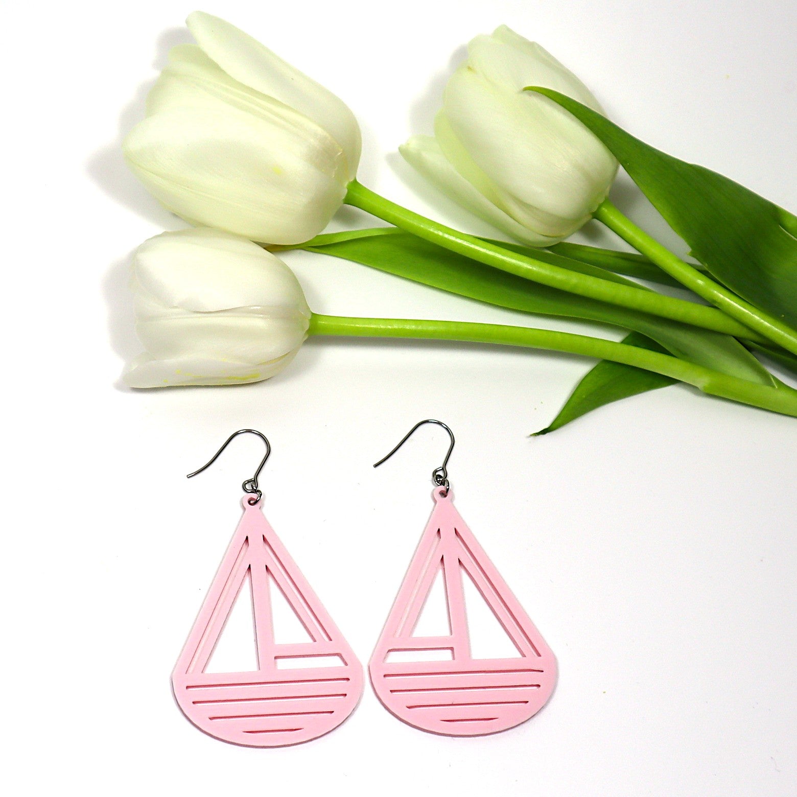 Isot vaaleanpunaiset Styyrpuur-korvakorut koukuilla – suomalaiset design-korvikset