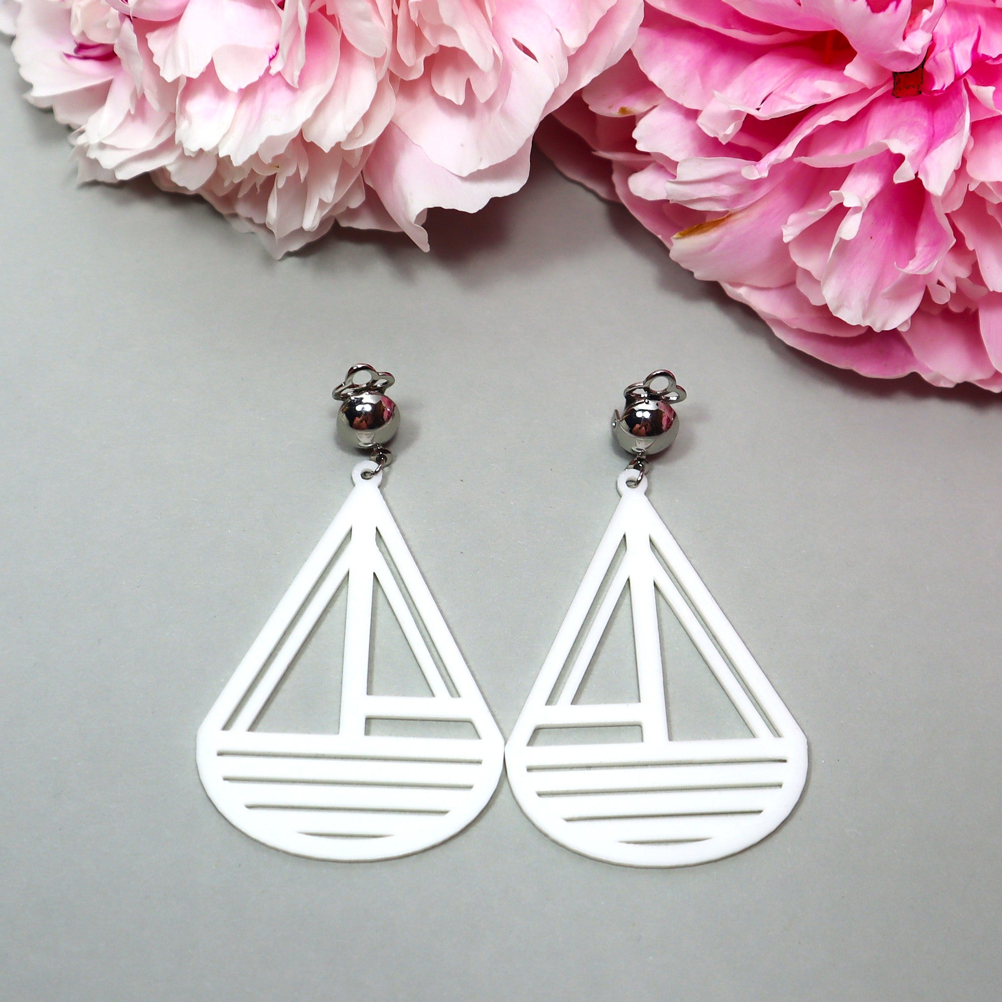 Isot valkoiset Styyrpuur-korvakorut klipseillä – kotimaiset design-korvikset