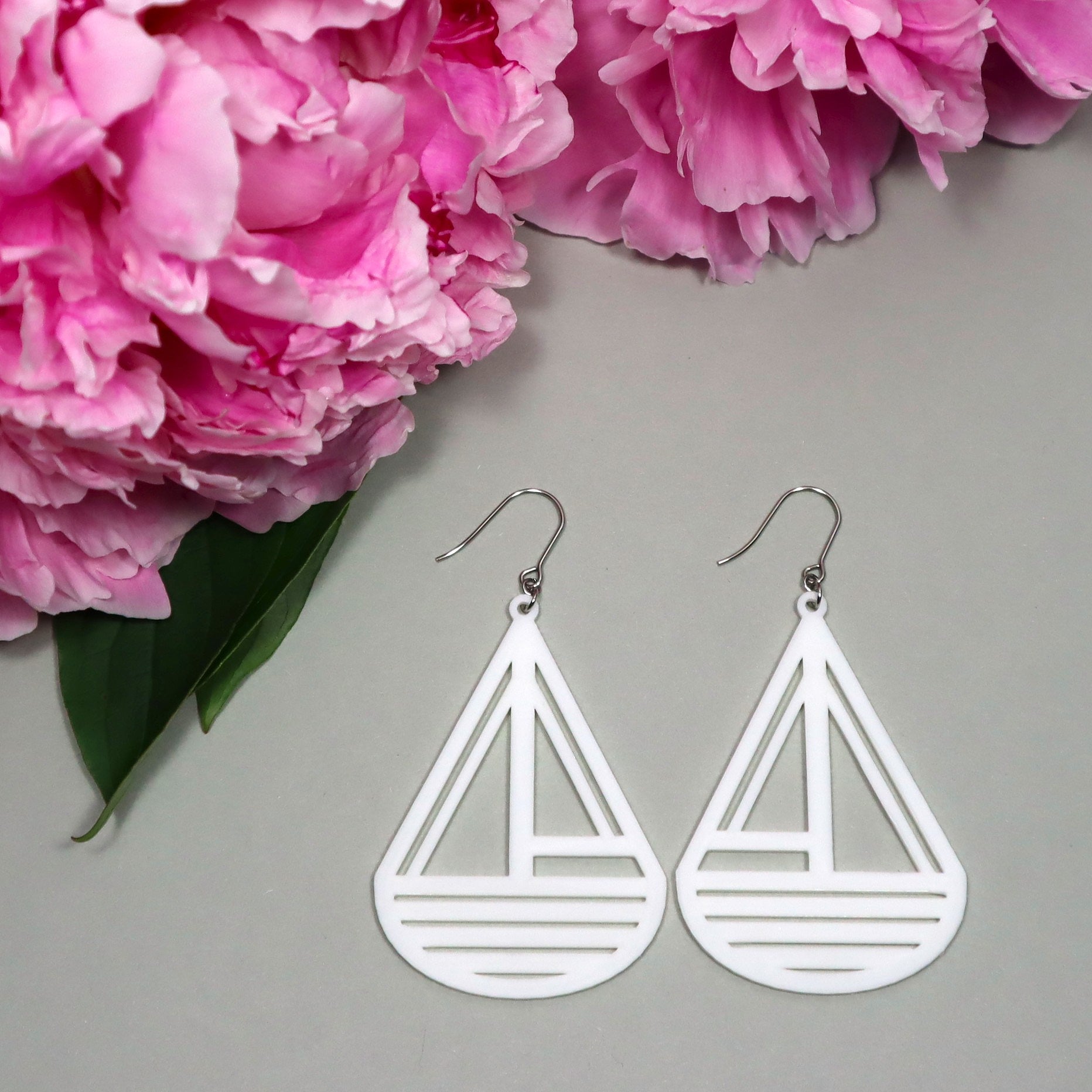 Isot valkoiset Styyrpuur-korvakorut koukuilla – suomalaiset design-korvikset