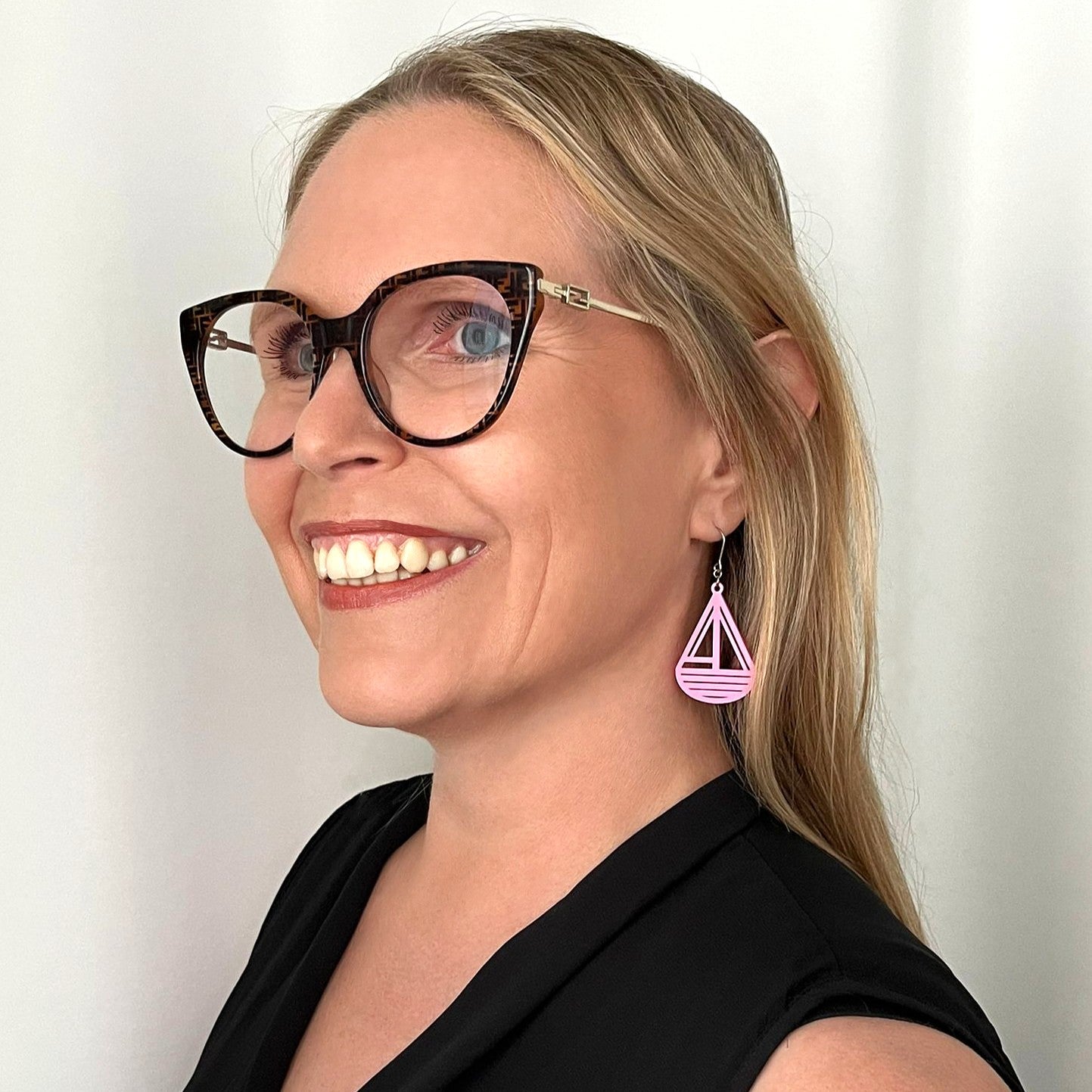 Pienet Styyrpuur-korvakorut korvassa – ekologiset design-korvikset