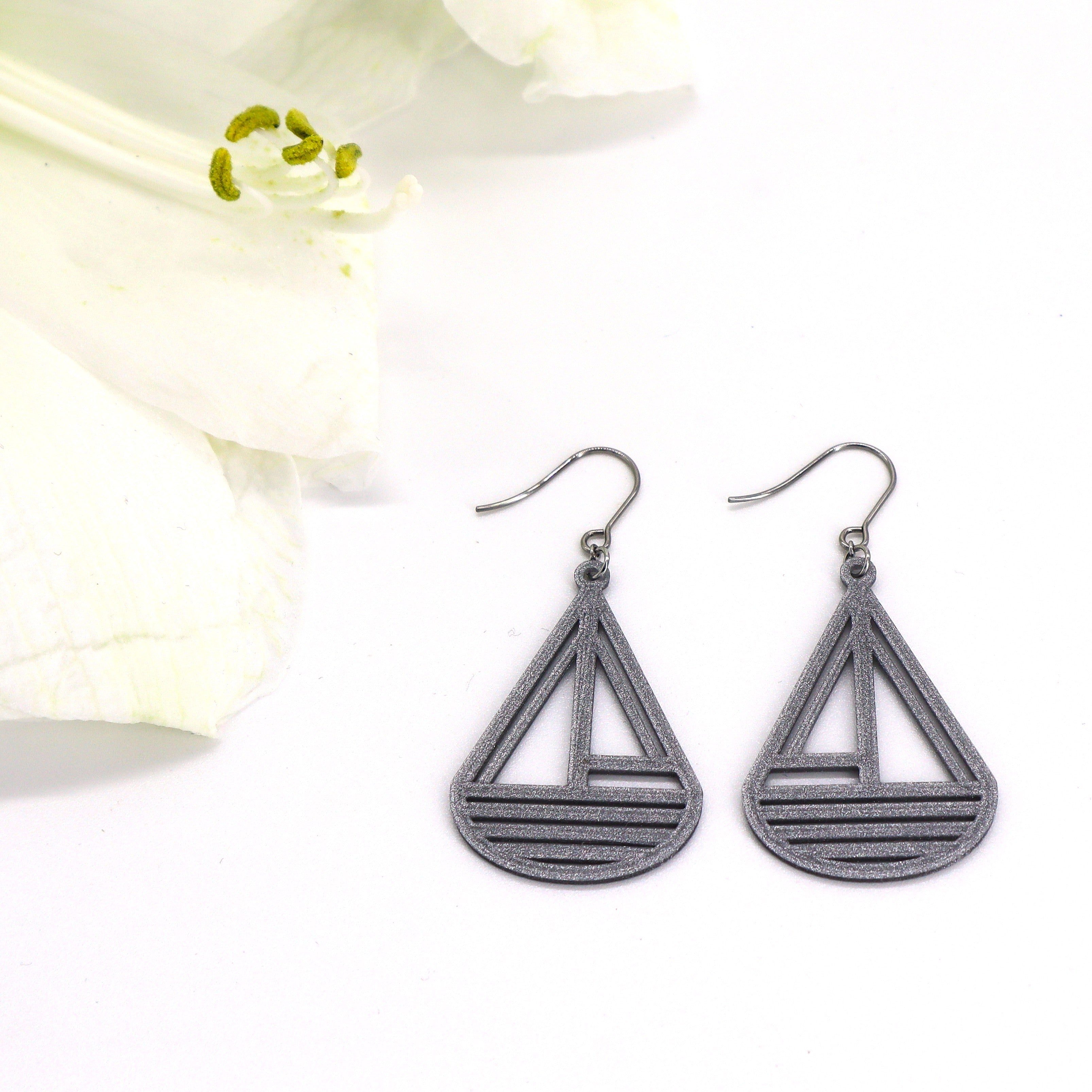 Pienet hopeanväriset Styyrpuur-korvakorut koukuilla – suomalaiset design-korvikset