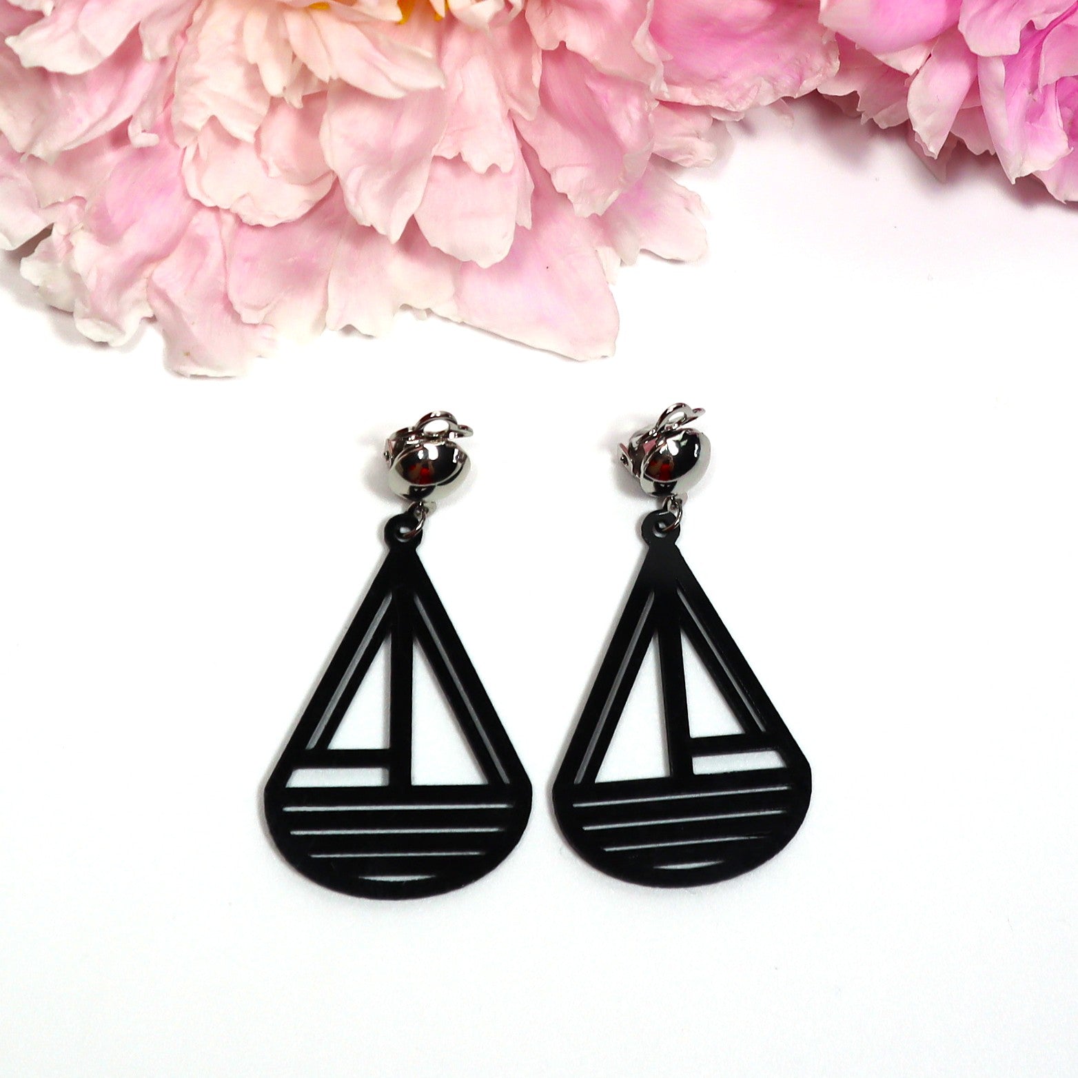 Pienet mustat Styyrpuur-korvakorut klipseillä – kotimaiset design-korvikset