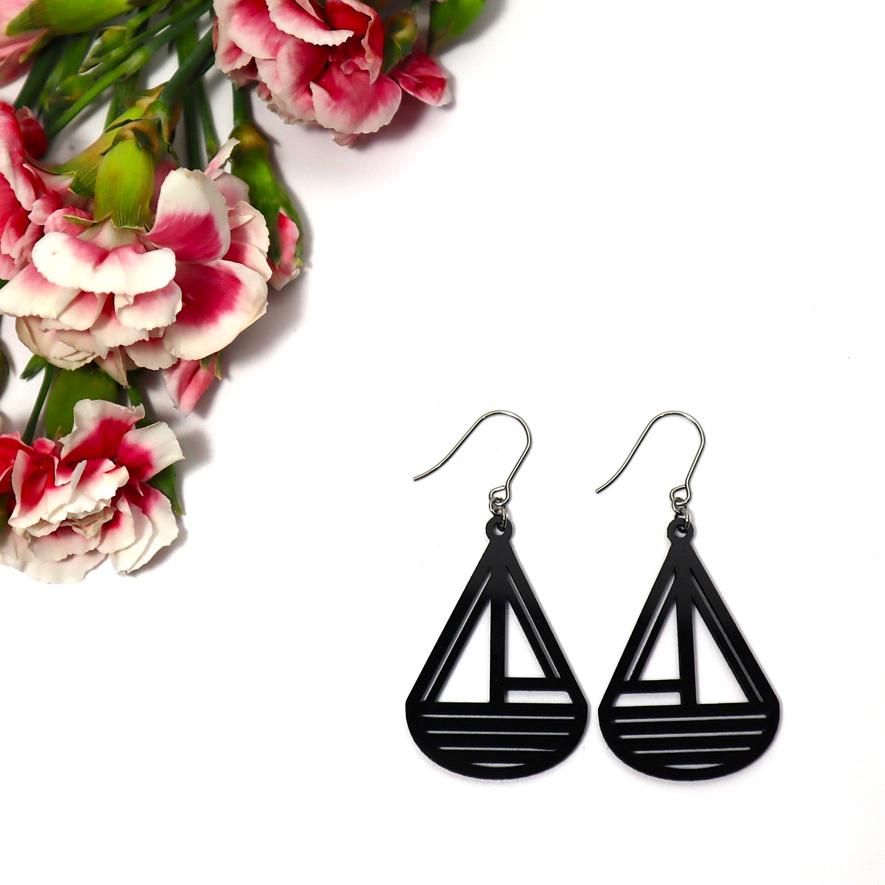 Pienet mustat Styyrpuur-korvakorut koukuilla – suomalaiset design-korvikset