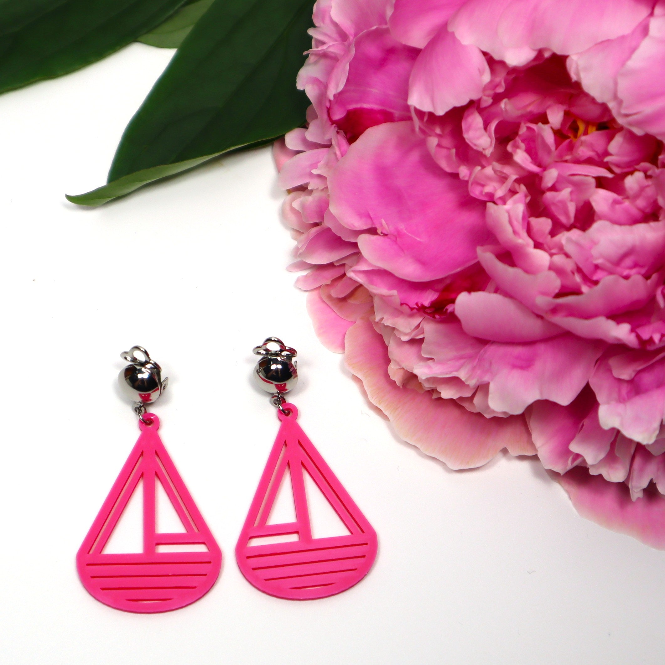 Pienet pinkit Styyrpuur-korvakorut klipseillä – kotimaiset design-korvikset