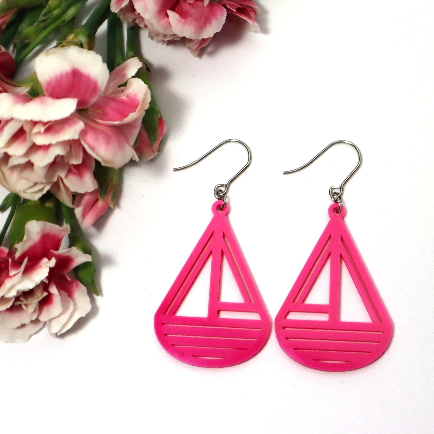 Pienet pinkit Styyrpuur-korvakorut koukuilla – suomalaiset design-korvikset