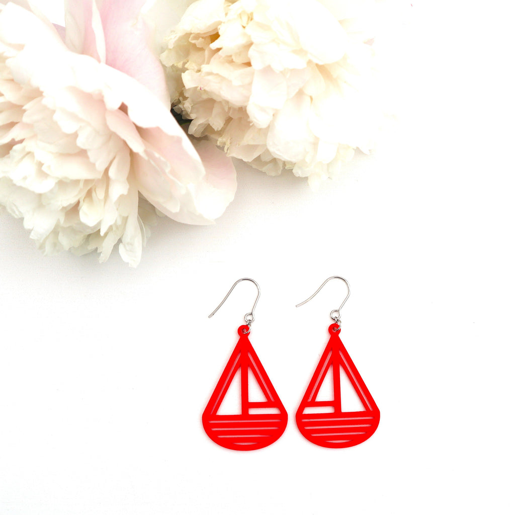 Pienet punaiset Styyrpuur-korvakorut koukuilla – suomalaiset design-korvikset