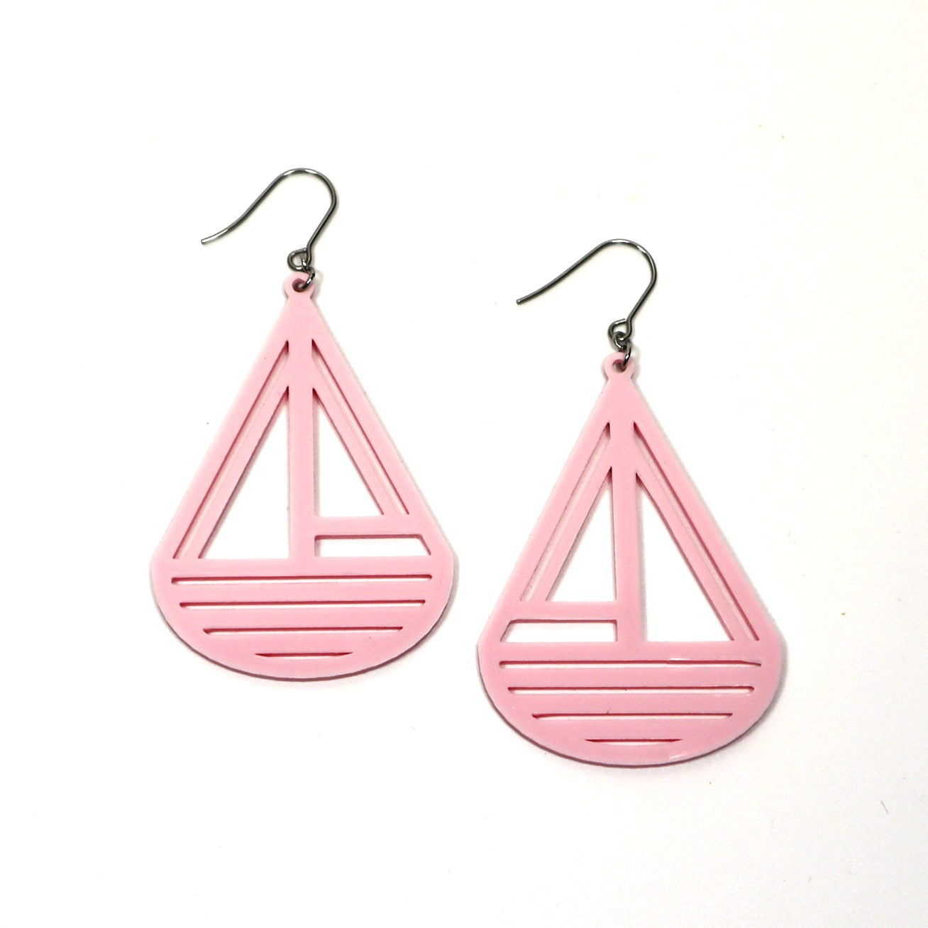 Pienet vaaleanpunaiset Styyrpuur-korvakorut koukuilla – suomalaiset design-korvikset