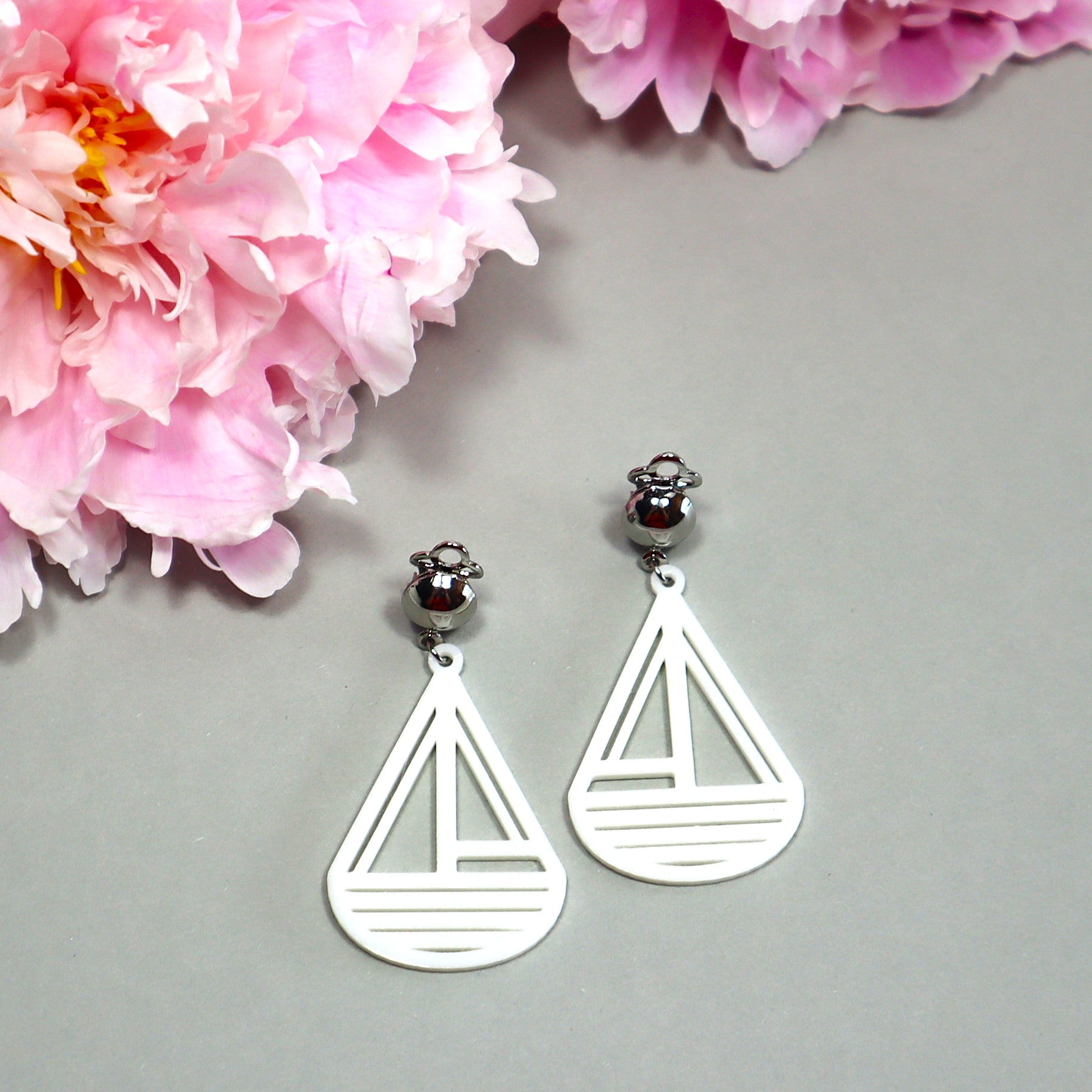 Pienet valkoiset Styyrpuur-korvakorut klipseillä – kotimaiset design-korvikset