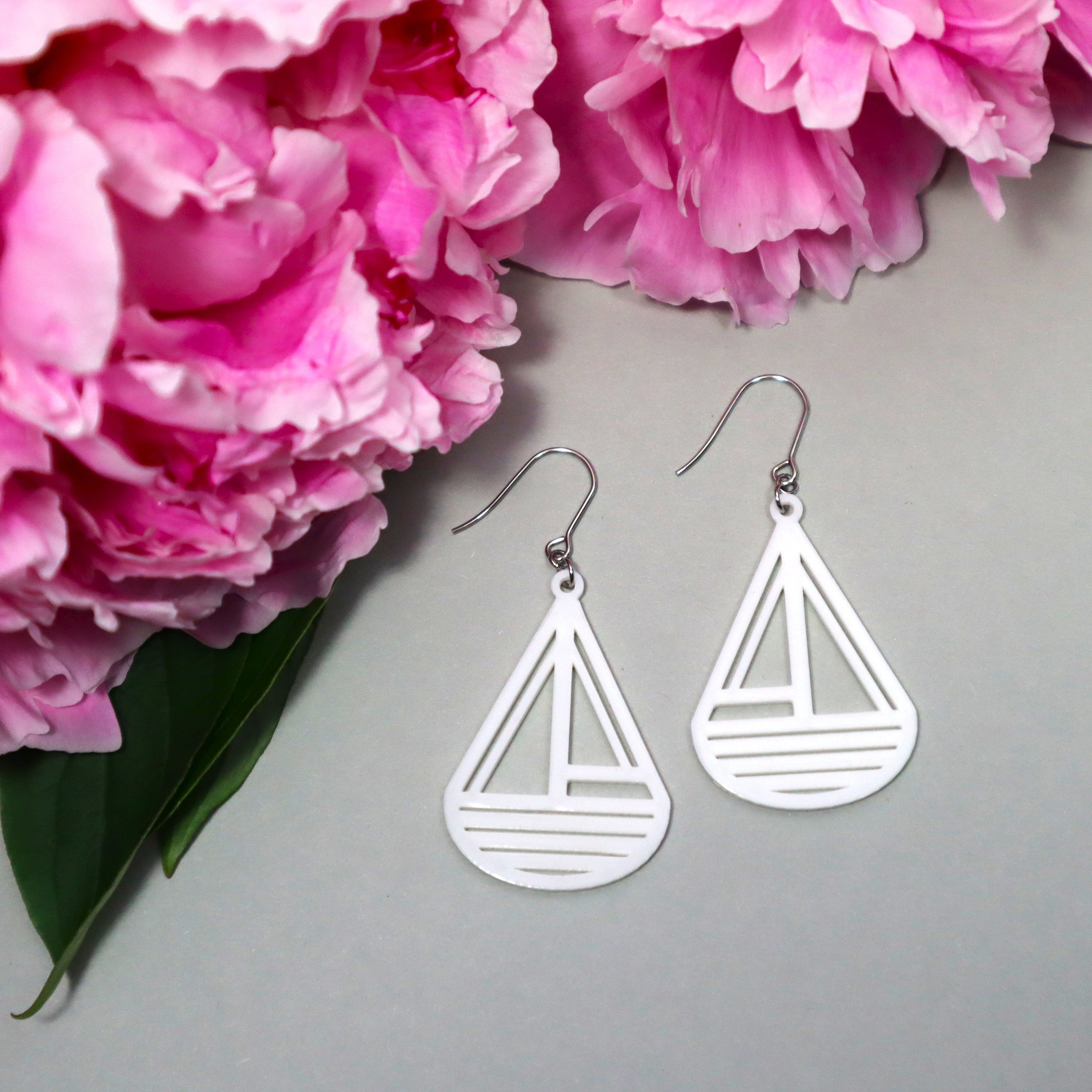 Pienet valkoiset Styyrpuur-korvakorut koukuilla – suomalaiset design-korvikset